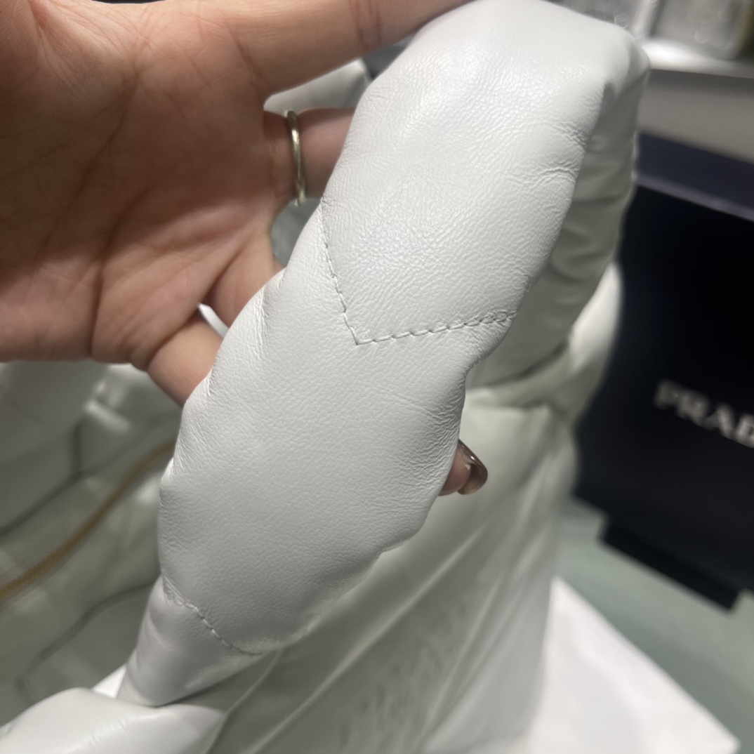 Prada 进口小羊皮羽绒棉包 白