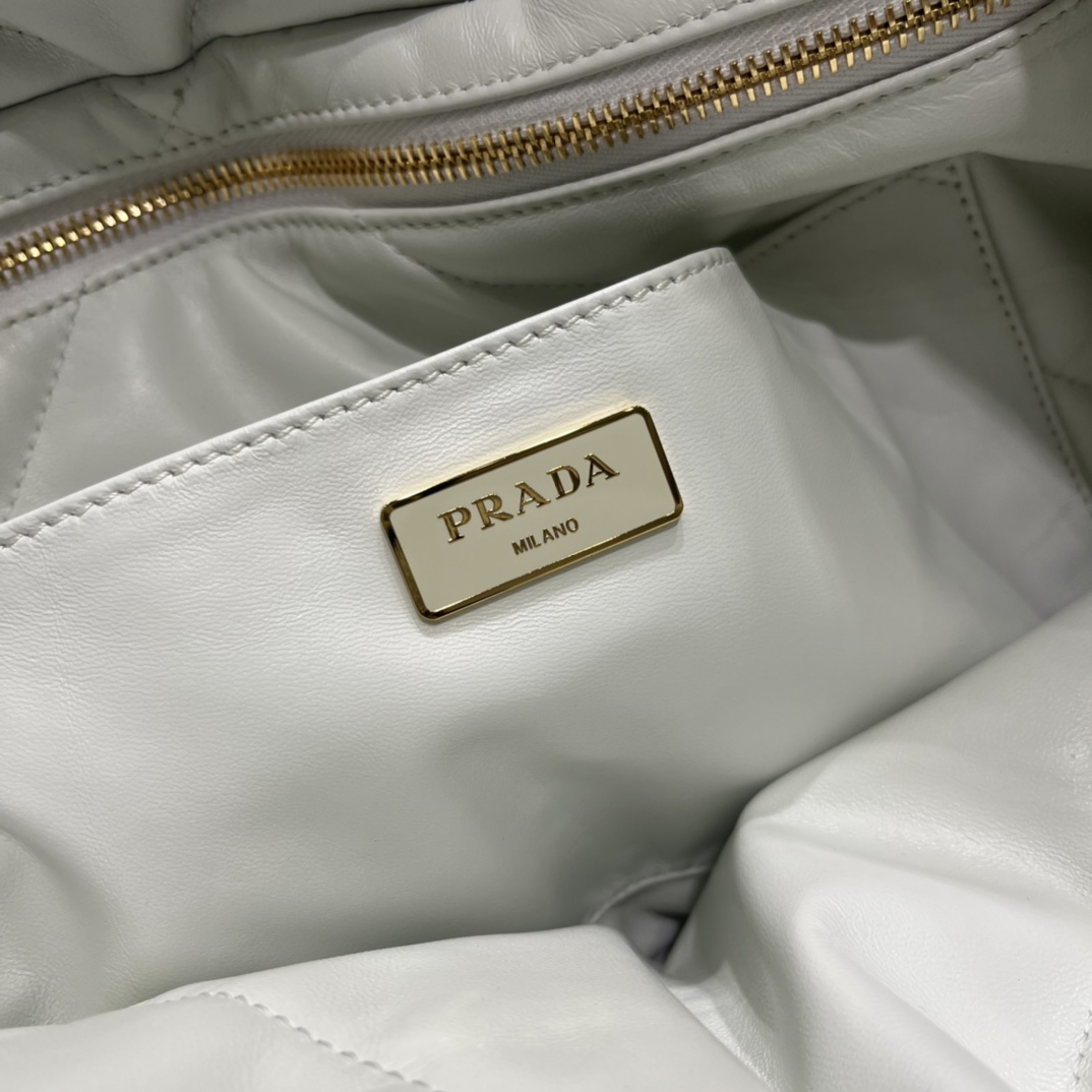 Prada 进口小羊皮羽绒棉包 白