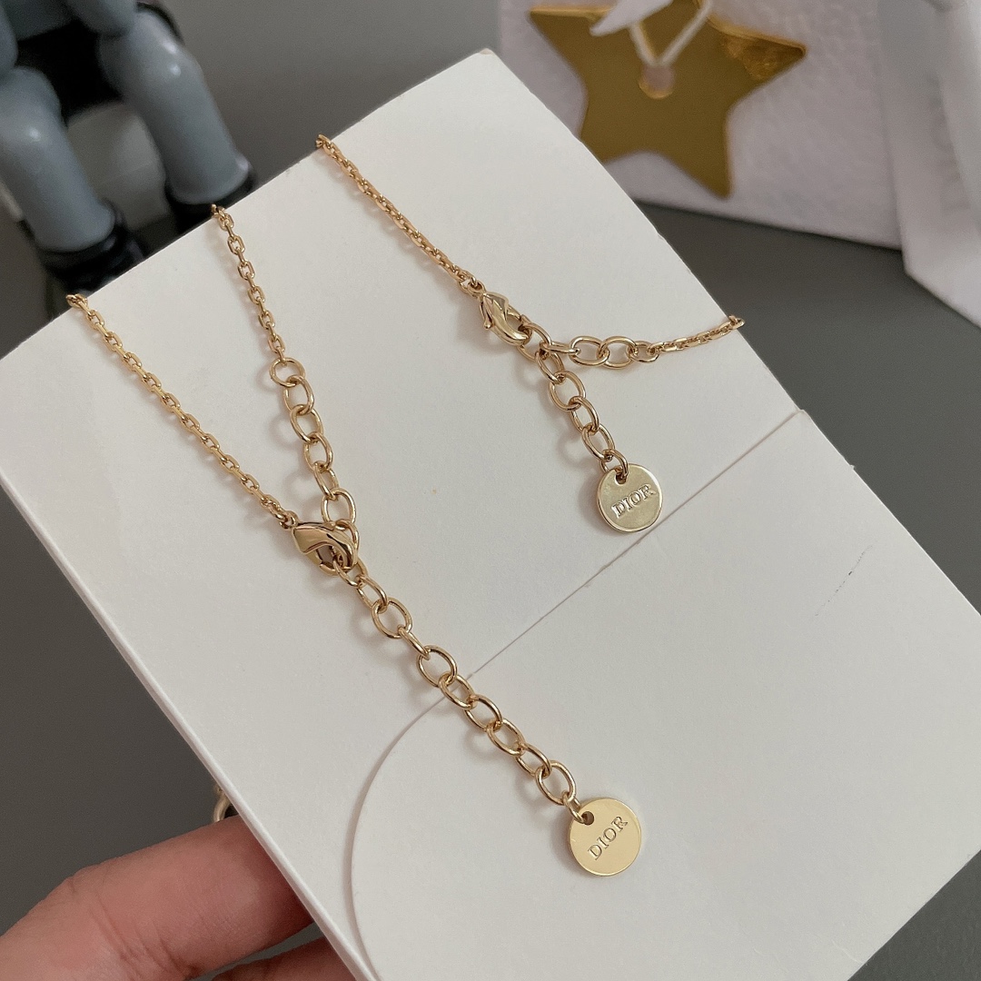 项链【我们出品【D吊锥形体项链/手链】Z一套7000+，这种一看就是百搭款，啥都hold得住，怎么搭怎么