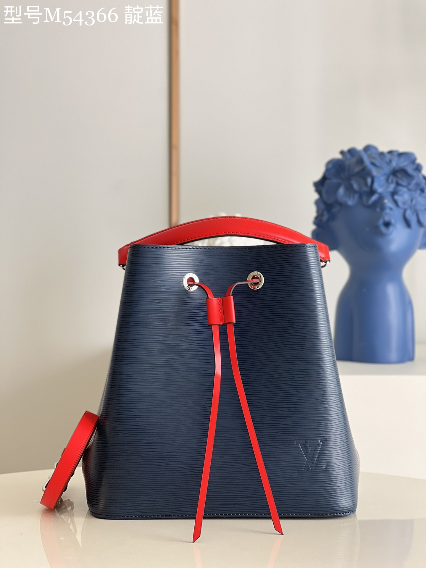 NO:398139,[Exclusive real photo M54366 indigo] NOE series The design prototype of this fashionable water rippling bucket bag comes from an elegant style but sturdy bag. It was specially customized for a wealthy wine estate owner in 1932 to transport champagne bottles. The neat appearance design is full of modern fashion elements. Size 24.5*27*15 sd.,LV [original leather],louis vuitton19860909【独家实拍M54366靛蓝】NOE系列 此款时尚水波纹水桶包的设计原型来自一款风格优雅但质感结实的包袋,于1932年为一位富有的葡萄酒庄园主专门定制,用以运输香槟酒瓶.利落的外观设计极富现代感的时尚元素.尺寸 24.5*27*15 sd.,LV【原厂皮】,louis vuitton,Bag