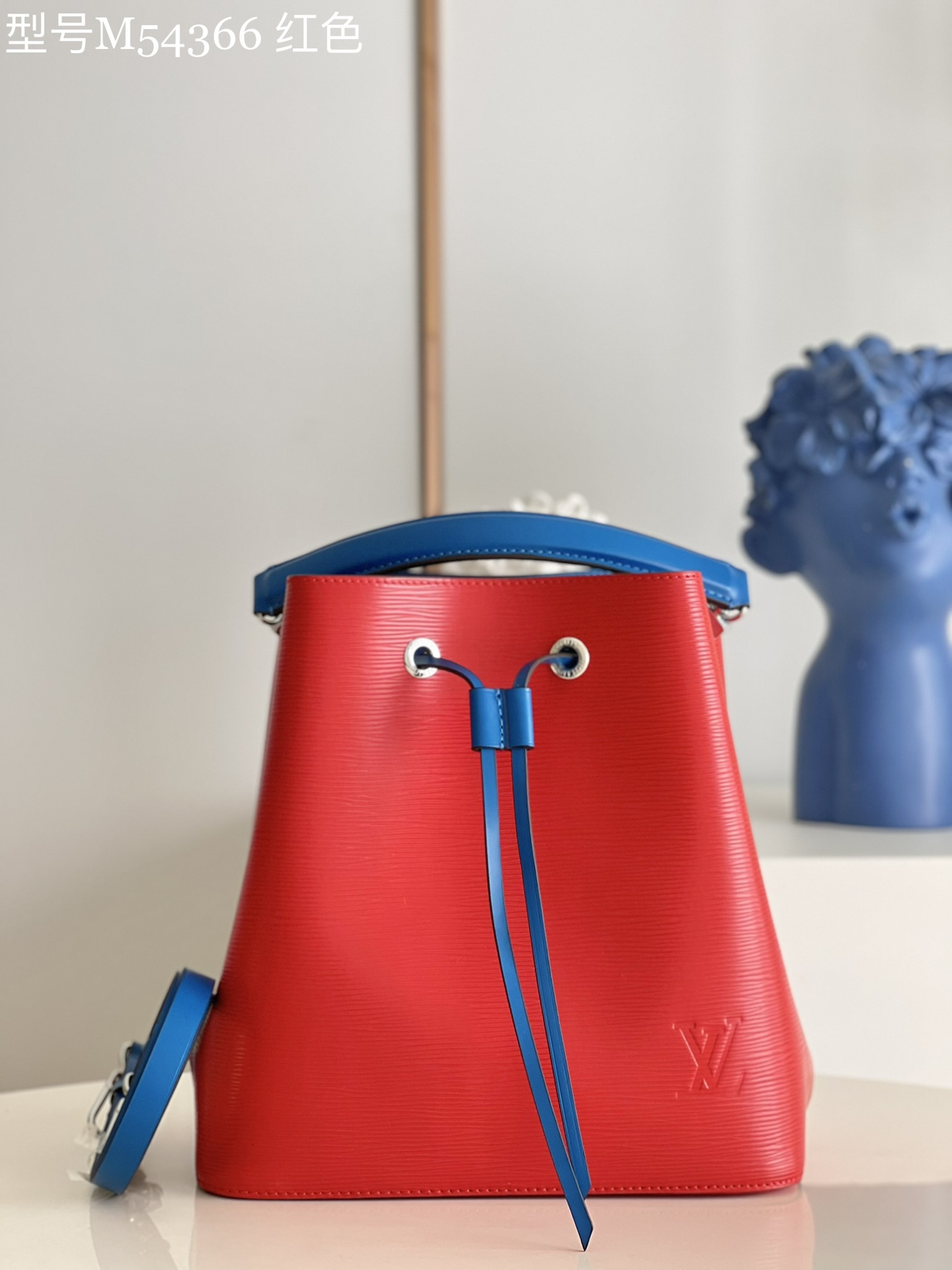 NO:398142,[Exclusive real photo M54366 red] NOE series The design prototype of this fashionable water rippling bucket bag comes from an elegant style but sturdy bag. It was specially customized for a wealthy wine estate owner in 1932 to transport champagne bottles. The neat appearance design is full of modern fashion elements. Size 24.5*27*15 sd.,LV [original leather],louis vuitton19860909【独家实拍M54366红色】NOE系列 此款时尚水波纹水桶包的设计原型来自一款风格优雅但质感结实的包袋,于1932年为一位富有的葡萄酒庄园主专门定制,用以运输香槟酒瓶.利落的外观设计极富现代感的时尚元素.尺寸 24.5*27*15 sd.,LV【原厂皮】,louis vuitton,Bag