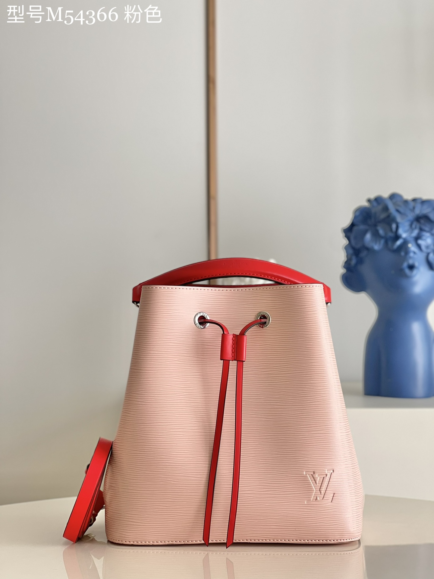 NO:398145,[Exclusive real photo M54366 pink] NOE series The design prototype of this fashionable water rippling bucket bag comes from an elegant style but sturdy bag. It was specially customized for a wealthy wine estate owner in 1932 to transport champagne bottles. The neat appearance design is full of modern fashion elements. Size 24.5*27*15 sd.,LV [original leather],louis vuitton19860909【独家实拍M54366粉色】NOE系列 此款时尚水波纹水桶包的设计原型来自一款风格优雅但质感结实的包袋,于1932年为一位富有的葡萄酒庄园主专门定制,用以运输香槟酒瓶.利落的外观设计极富现代感的时尚元素.尺寸 24.5*27*15 sd.,LV【原厂皮】,louis vuitton,Bag