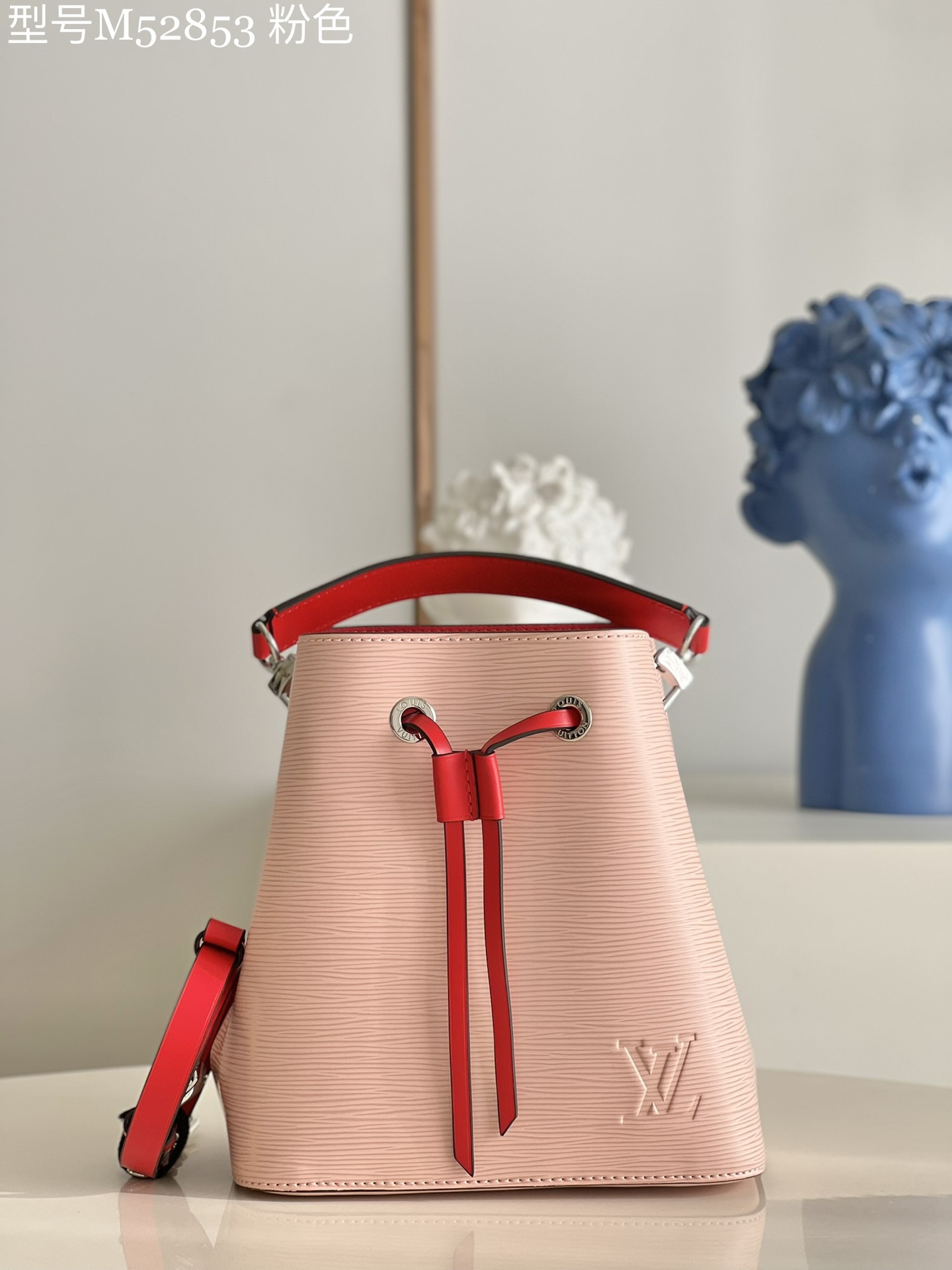 NO:398148,【Exclusive real photo M52853 pink】M53610 NéoNoé BB handbag follows Louis Vuitton's classic Noé water rippling bucket bag design, exquisite size exudes fresh vitality. Epi cowhide is textured and combines leather drawstrings and trim to create a contrast between appearance and touch. The top handle is removable, and the embossed shoulder straps are adjustable to create a portable and crossbody shape. Detailed features 20 x 20 x 13 cm (length x height x width) sd.,LV【original leather】,louis vuitton,louis vuitton,cowhide19860909【独家实拍M52853粉色】M53610 NéoNoé BB 手袋沿袭路易威登经典的 Noé 水波纹水桶包设计,精巧尺寸散发清新活力.Epi 牛皮呈纹理质感,与皮革抽绳和饰边共同营造观感和触感的对比.顶部提手可拆卸,缀饰按扣的肩带可调节,打造手提和斜挎造型. 详细特征20 x 20 x 13 厘米 (长度 x 高 x 宽) sd.,LV【原厂皮】,louis vuitton,louis vuitton,cowhide,Bag
