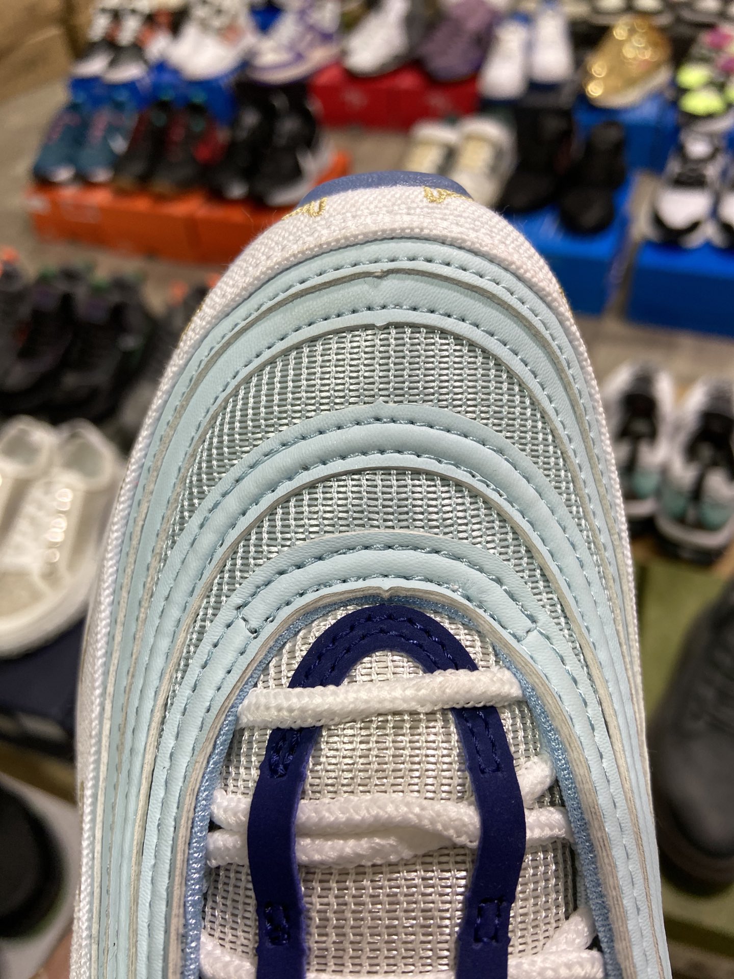 240 耐克Nike Wmns Air Max 97 复古气垫百搭休闲运动慢跑鞋。作为Nike最具代表性的鞋款之一,诞生于1997年的 Air max 97开创了全掌大容量 Nike Aire的先河,其以创新搭载可视全掌 Max Air和演绎疾速风范的前卫设计自问世以来成为 Air Max家族中人气不减的经典单品之一。 尺码:36 36.5 37.5 38 38.5 39 40 40.5 41 42 42.5 43 44 44.5 45 货号:CK1220-100#18367795444084-莆田鞋,莆田鞋货源,高仿鞋,高仿鞋货源,安福档口,莆田高仿鞋,莆田鞋批发,高仿鞋批发,莆田高仿运动鞋,高仿运动鞋,莆田运动鞋 240 耐克Nike Wmns Air Max 97 复古气垫百搭休闲运动慢跑鞋。作为Nike最具代表性的鞋款之一,诞生于1997年的 Air max 97开创了全掌大容量 Nike Aire的先河,其以创新搭载可视全掌 Max Air和演绎疾速风范的前卫设计自问世以来成为 Air Max家族中人气不减的经典单品之一。 尺码:36 36.5 37.5 38 38.5 39 40 40.5 41 42 42.5 43 44 44.5 45 货号:CK1220-100#18367795444084