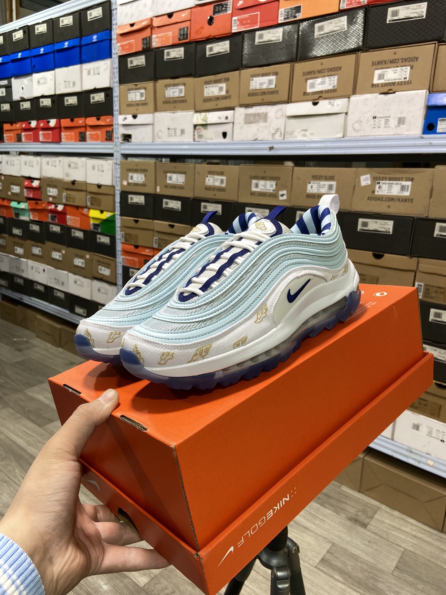 240 耐克Nike Wmns Air Max 97 复古气垫百搭休闲运动慢跑鞋。作为Nike最具代表性的鞋款之一,诞生于1997年的 Air max 97开创了全掌大容量 Nike Aire的先河,其以创新搭载可视全掌 Max Air和演绎疾速风范的前卫设计自问世以来成为 Air Max家族中人气不减的经典单品之一。 尺码:36 36.5 37.5 38 38.5 39 40 40.5 41 42 42.5 43 44 44.5 45 货号:CK1220-100#18367795444084-莆田鞋,莆田鞋货源,高仿鞋,高仿鞋货源,安福档口,莆田高仿鞋,莆田鞋批发,高仿鞋批发,莆田高仿运动鞋,高仿运动鞋,莆田运动鞋 240 耐克Nike Wmns Air Max 97 复古气垫百搭休闲运动慢跑鞋。作为Nike最具代表性的鞋款之一,诞生于1997年的 Air max 97开创了全掌大容量 Nike Aire的先河,其以创新搭载可视全掌 Max Air和演绎疾速风范的前卫设计自问世以来成为 Air Max家族中人气不减的经典单品之一。 尺码:36 36.5 37.5 38 38.5 39 40 40.5 41 42 42.5 43 44 44.5 45 货号:CK1220-100#18367795444084