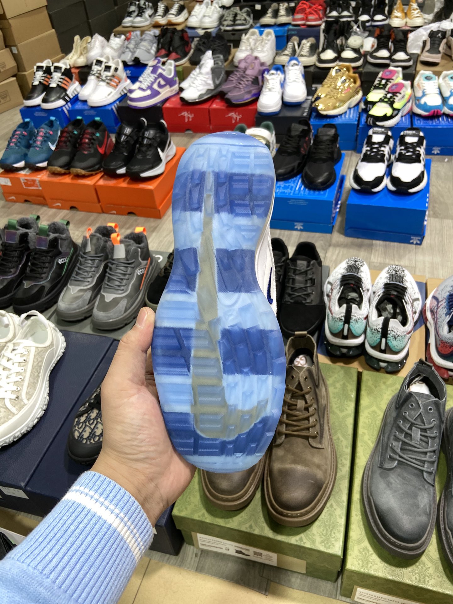 240 耐克Nike Wmns Air Max 97 复古气垫百搭休闲运动慢跑鞋。作为Nike最具代表性的鞋款之一,诞生于1997年的 Air max 97开创了全掌大容量 Nike Aire的先河,其以创新搭载可视全掌 Max Air和演绎疾速风范的前卫设计自问世以来成为 Air Max家族中人气不减的经典单品之一。 尺码:36 36.5 37.5 38 38.5 39 40 40.5 41 42 42.5 43 44 44.5 45 货号:CK1220-100#18367795444084-莆田鞋,莆田鞋货源,高仿鞋,高仿鞋货源,安福档口,莆田高仿鞋,莆田鞋批发,高仿鞋批发,莆田高仿运动鞋,高仿运动鞋,莆田运动鞋 240 耐克Nike Wmns Air Max 97 复古气垫百搭休闲运动慢跑鞋。作为Nike最具代表性的鞋款之一,诞生于1997年的 Air max 97开创了全掌大容量 Nike Aire的先河,其以创新搭载可视全掌 Max Air和演绎疾速风范的前卫设计自问世以来成为 Air Max家族中人气不减的经典单品之一。 尺码:36 36.5 37.5 38 38.5 39 40 40.5 41 42 42.5 43 44 44.5 45 货号:CK1220-100#18367795444084