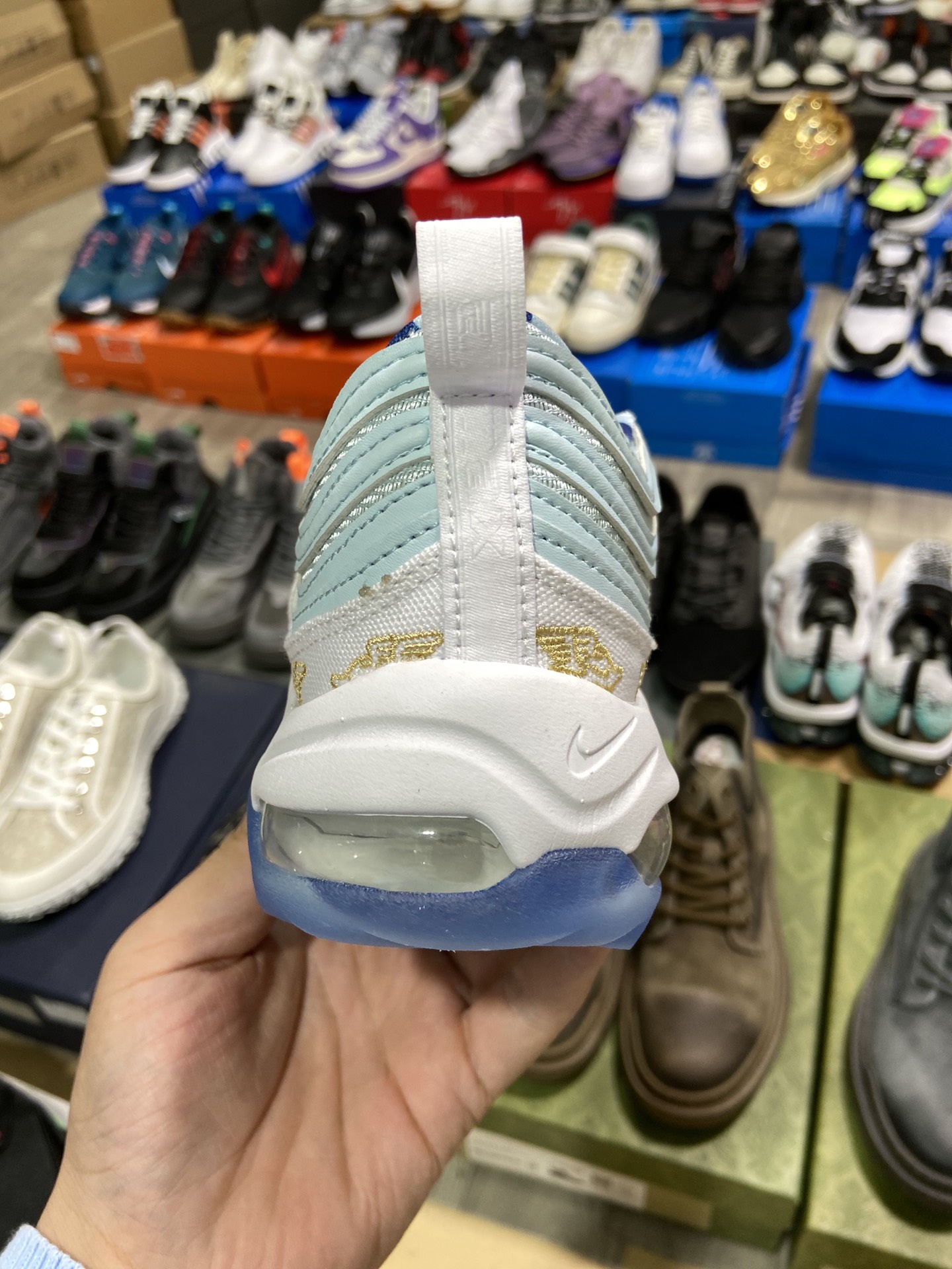 240 耐克Nike Wmns Air Max 97 复古气垫百搭休闲运动慢跑鞋。作为Nike最具代表性的鞋款之一,诞生于1997年的 Air max 97开创了全掌大容量 Nike Aire的先河,其以创新搭载可视全掌 Max Air和演绎疾速风范的前卫设计自问世以来成为 Air Max家族中人气不减的经典单品之一。 尺码:36 36.5 37.5 38 38.5 39 40 40.5 41 42 42.5 43 44 44.5 45 货号:CK1220-100#18367795444084-莆田鞋,莆田鞋货源,高仿鞋,高仿鞋货源,安福档口,莆田高仿鞋,莆田鞋批发,高仿鞋批发,莆田高仿运动鞋,高仿运动鞋,莆田运动鞋 240 耐克Nike Wmns Air Max 97 复古气垫百搭休闲运动慢跑鞋。作为Nike最具代表性的鞋款之一,诞生于1997年的 Air max 97开创了全掌大容量 Nike Aire的先河,其以创新搭载可视全掌 Max Air和演绎疾速风范的前卫设计自问世以来成为 Air Max家族中人气不减的经典单品之一。 尺码:36 36.5 37.5 38 38.5 39 40 40.5 41 42 42.5 43 44 44.5 45 货号:CK1220-100#18367795444084