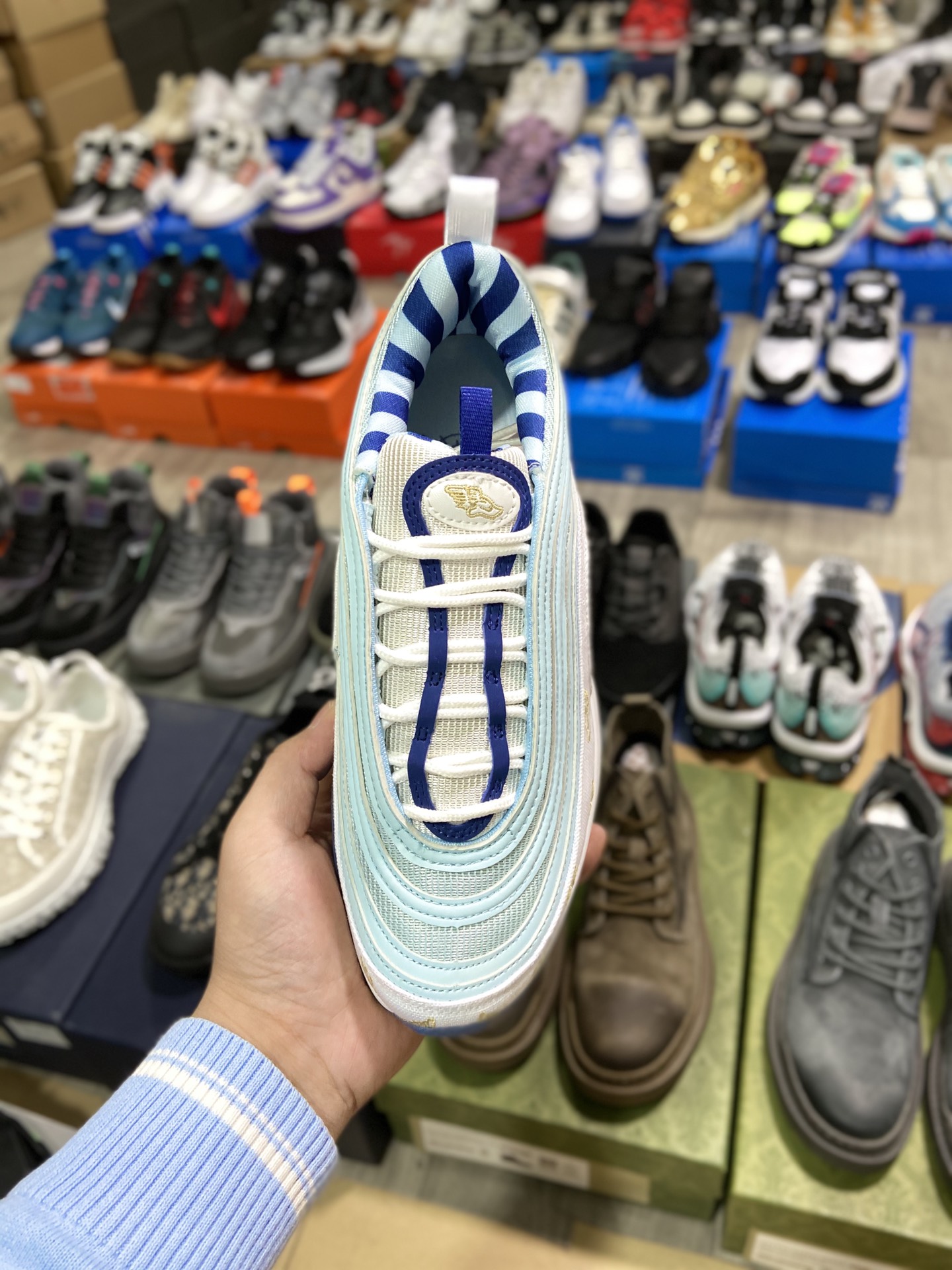 240 耐克Nike Wmns Air Max 97 复古气垫百搭休闲运动慢跑鞋。作为Nike最具代表性的鞋款之一,诞生于1997年的 Air max 97开创了全掌大容量 Nike Aire的先河,其以创新搭载可视全掌 Max Air和演绎疾速风范的前卫设计自问世以来成为 Air Max家族中人气不减的经典单品之一。 尺码:36 36.5 37.5 38 38.5 39 40 40.5 41 42 42.5 43 44 44.5 45 货号:CK1220-100#18367795444084-莆田鞋,莆田鞋货源,高仿鞋,高仿鞋货源,安福档口,莆田高仿鞋,莆田鞋批发,高仿鞋批发,莆田高仿运动鞋,高仿运动鞋,莆田运动鞋 240 耐克Nike Wmns Air Max 97 复古气垫百搭休闲运动慢跑鞋。作为Nike最具代表性的鞋款之一,诞生于1997年的 Air max 97开创了全掌大容量 Nike Aire的先河,其以创新搭载可视全掌 Max Air和演绎疾速风范的前卫设计自问世以来成为 Air Max家族中人气不减的经典单品之一。 尺码:36 36.5 37.5 38 38.5 39 40 40.5 41 42 42.5 43 44 44.5 45 货号:CK1220-100#18367795444084