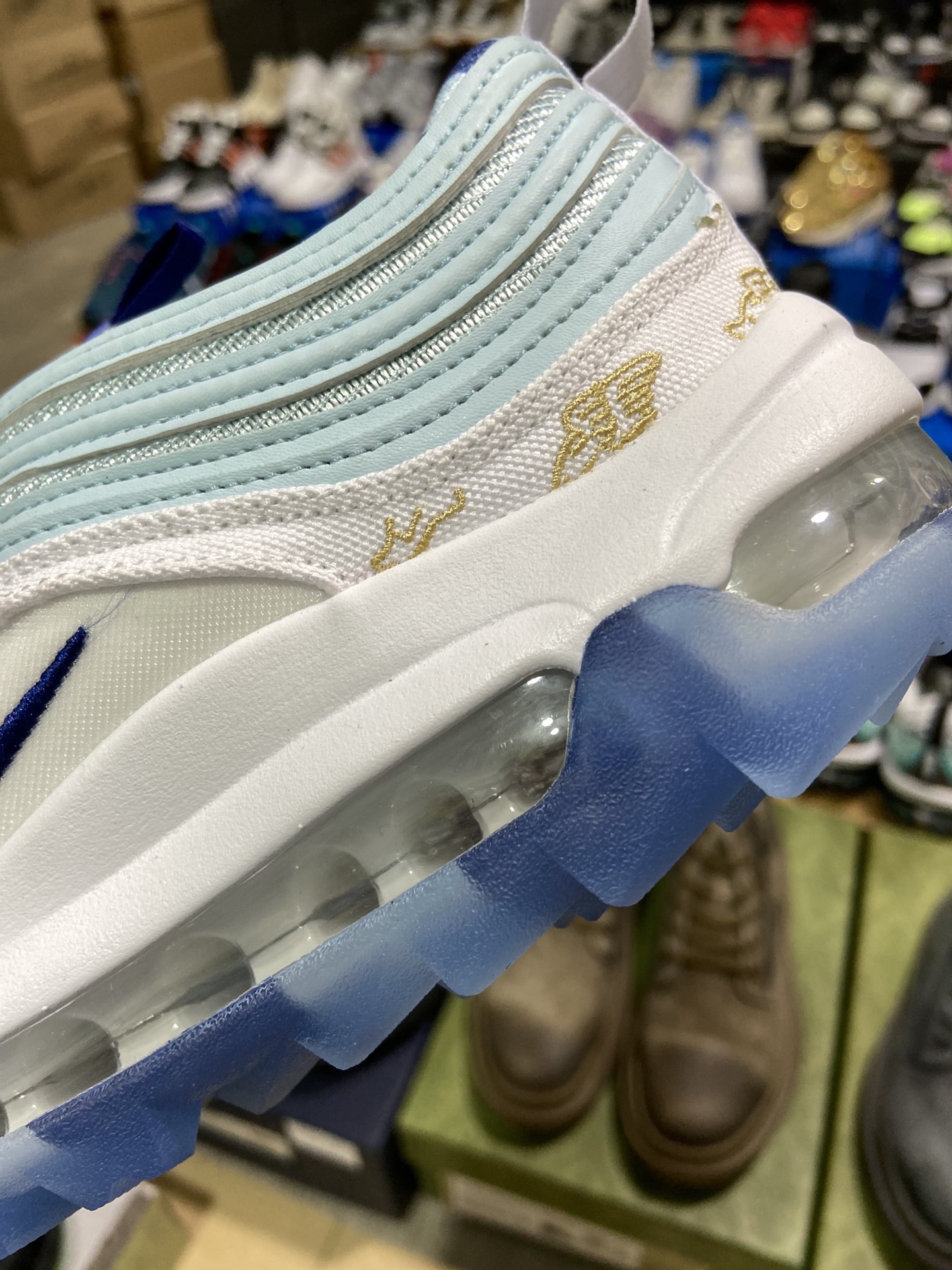 240 耐克Nike Wmns Air Max 97 复古气垫百搭休闲运动慢跑鞋。作为Nike最具代表性的鞋款之一,诞生于1997年的 Air max 97开创了全掌大容量 Nike Aire的先河,其以创新搭载可视全掌 Max Air和演绎疾速风范的前卫设计自问世以来成为 Air Max家族中人气不减的经典单品之一。 尺码:36 36.5 37.5 38 38.5 39 40 40.5 41 42 42.5 43 44 44.5 45 货号:CK1220-100#18367795444084-莆田鞋,莆田鞋货源,高仿鞋,高仿鞋货源,安福档口,莆田高仿鞋,莆田鞋批发,高仿鞋批发,莆田高仿运动鞋,高仿运动鞋,莆田运动鞋 240 耐克Nike Wmns Air Max 97 复古气垫百搭休闲运动慢跑鞋。作为Nike最具代表性的鞋款之一,诞生于1997年的 Air max 97开创了全掌大容量 Nike Aire的先河,其以创新搭载可视全掌 Max Air和演绎疾速风范的前卫设计自问世以来成为 Air Max家族中人气不减的经典单品之一。 尺码:36 36.5 37.5 38 38.5 39 40 40.5 41 42 42.5 43 44 44.5 45 货号:CK1220-100#18367795444084