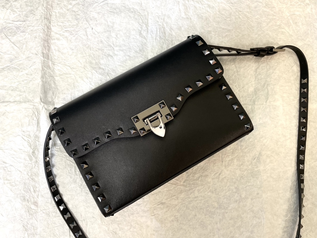 Valentino华伦天奴平纹牛皮邮差包0181