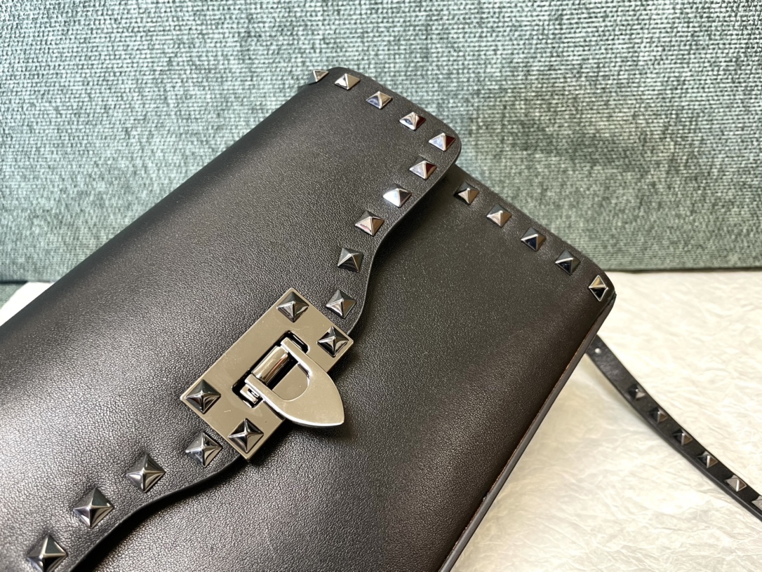 Valentino华伦天奴平纹牛皮邮差包0181