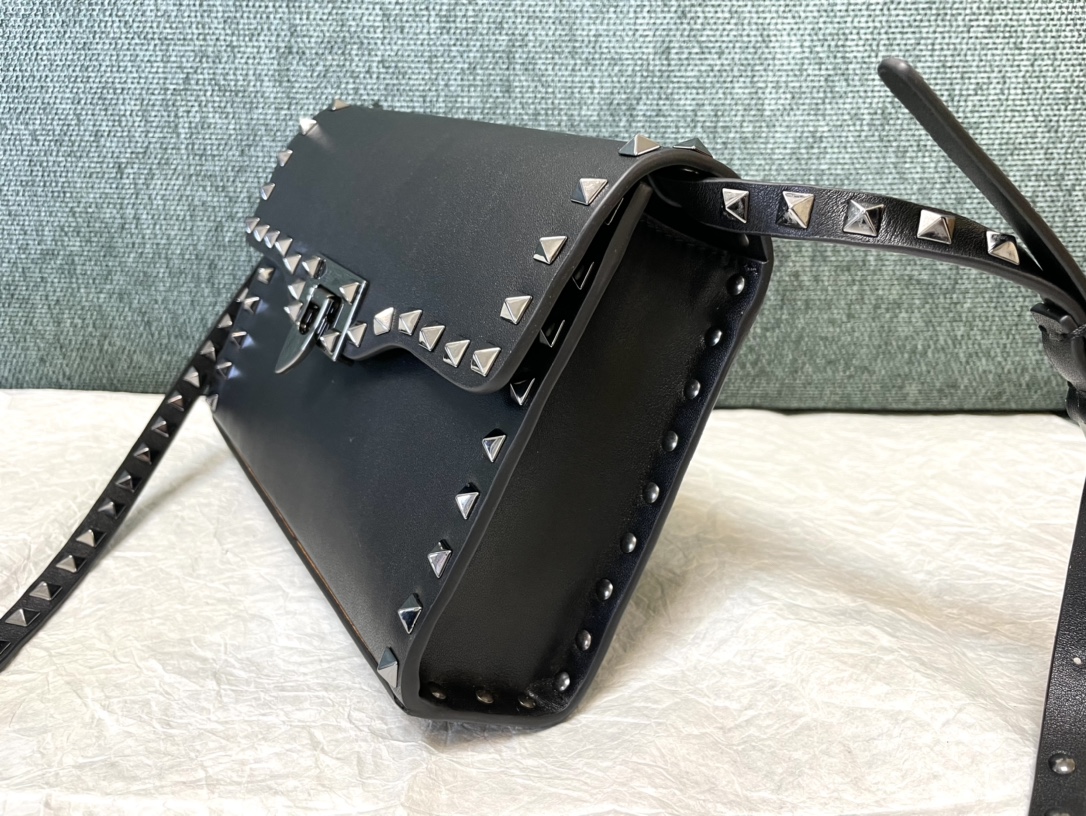 Valentino华伦天奴平纹牛皮邮差包0181