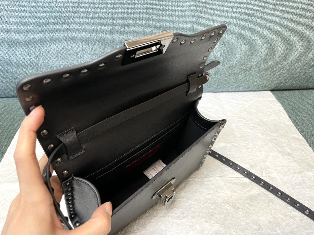 Valentino华伦天奴平纹牛皮邮差包0181