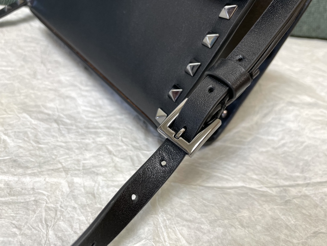 Valentino华伦天奴平纹牛皮邮差包0181