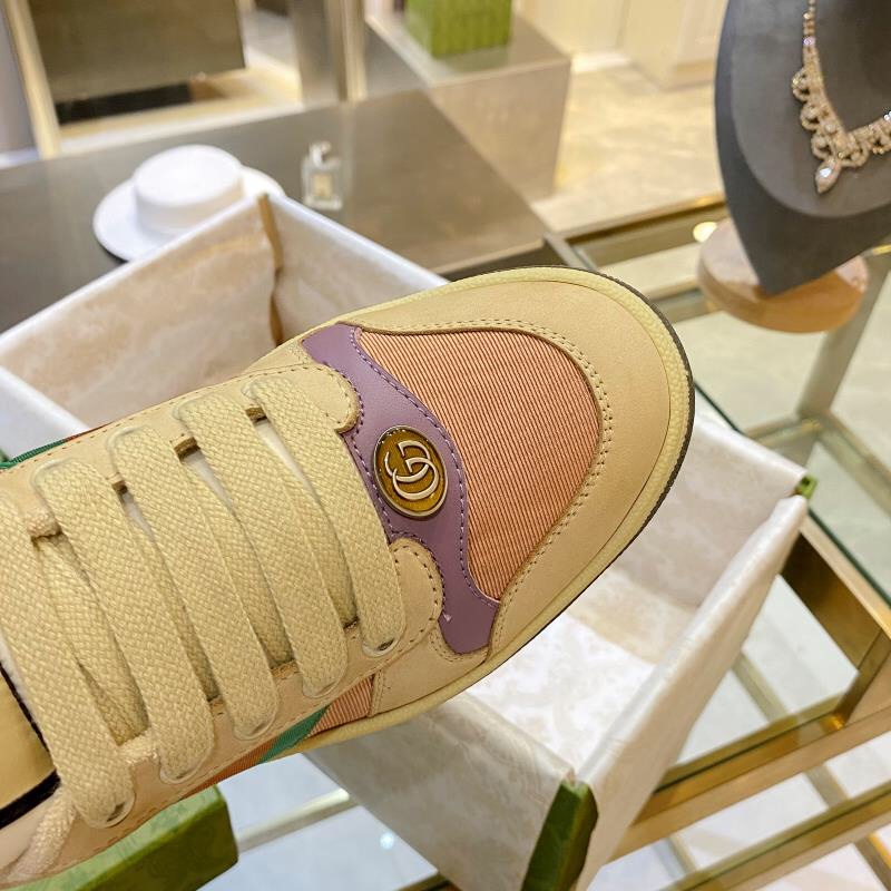 ex fábrica Gucci. zapatitos sucios tela aqua púrpura y morado cincha roja y verde detalles de cuero 