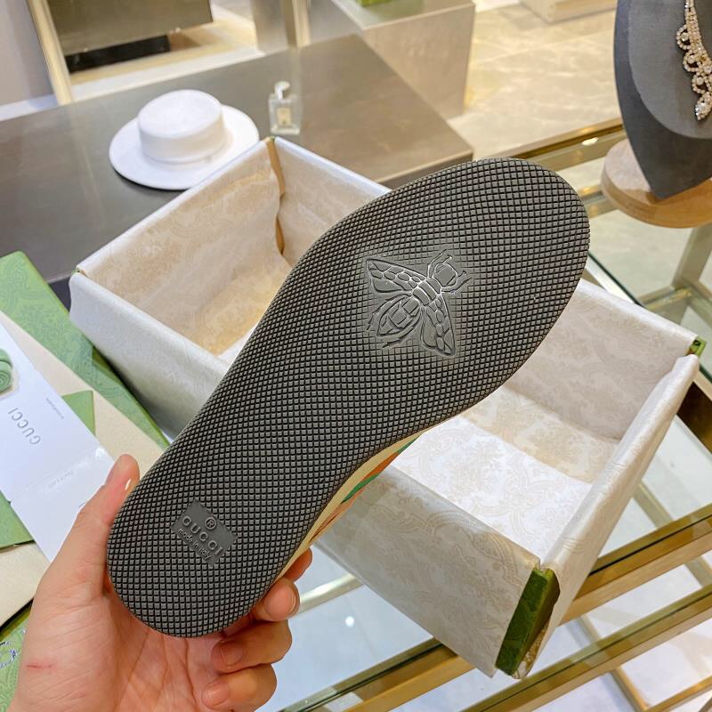 ex fábrica Gucci. zapatitos sucios tela aqua púrpura y morado cincha roja y verde detalles de cuero 