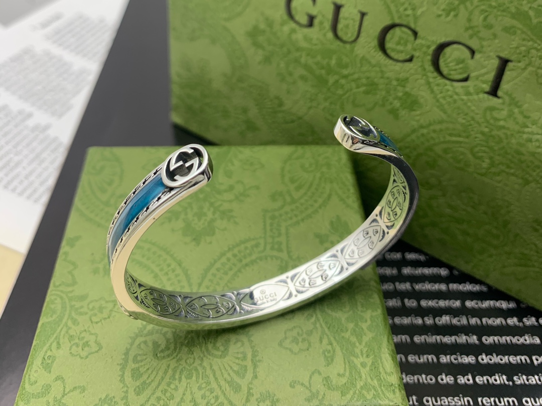 NO:102519,Fashion brand Gucci green open letter bracelet, width 8m, opening inner diameter 50m, weighing about 31 grams, Gucci bracelet, gucci, gucci, bracelet19860909潮牌 Gucci 滴胶绿色开口字母手镯,宽8m 开口内径50m 重约31克,古驰手镯,gucci,gucci,bracelet,Jewelry