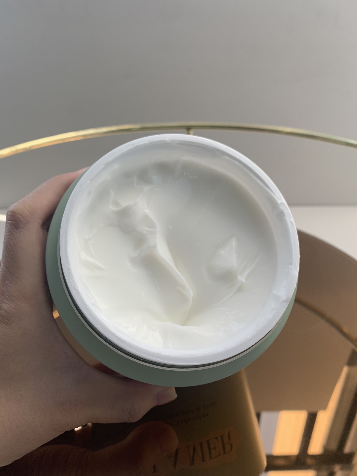 ✨65包
打码更新至最新日期AF5✔️海蓝之谜身体乳300ml！贵妇身体乳，别人家都是身体乳身体霜，海蓝之谜家是身体修复霜，确实不止名字腻害，效果也是超级棒棒哒👍内含与面霜相同的深海巨藻，以及富含天然玻尿酸的微藻复合精华，犹如一罐海藻裹体护理！