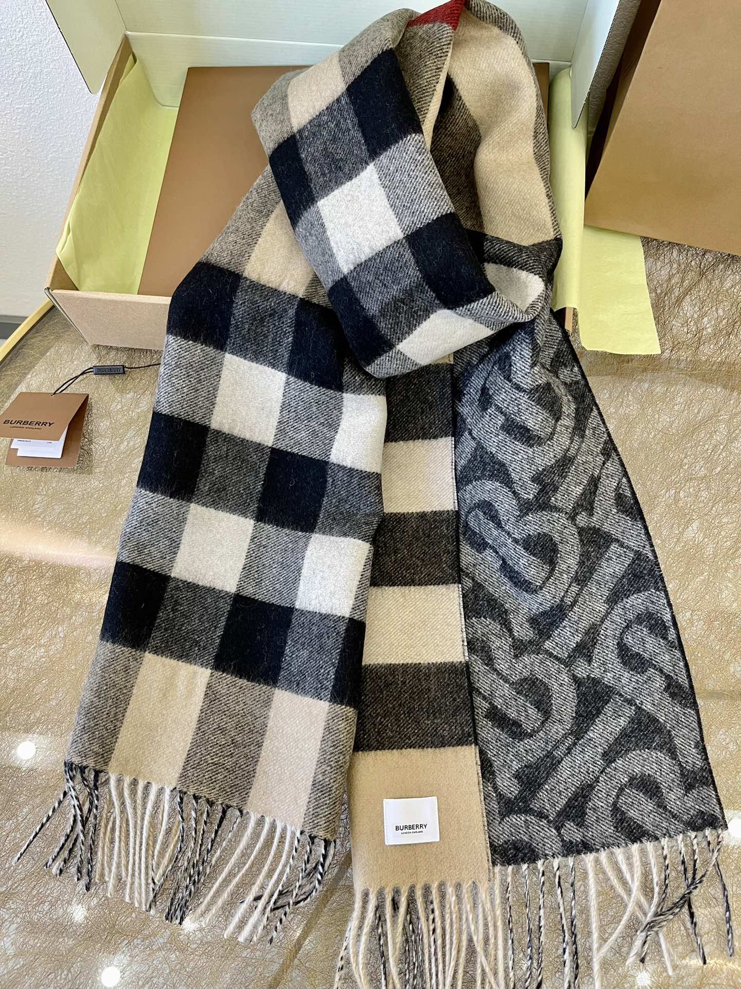 Burberry巴宝莉提花精纺羊绒围巾
