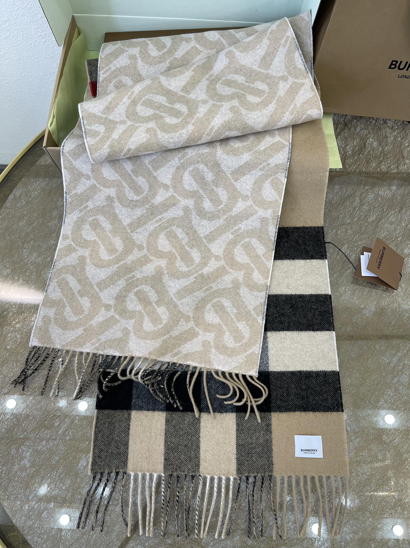 Burberry巴宝莉提花精纺羊绒围巾