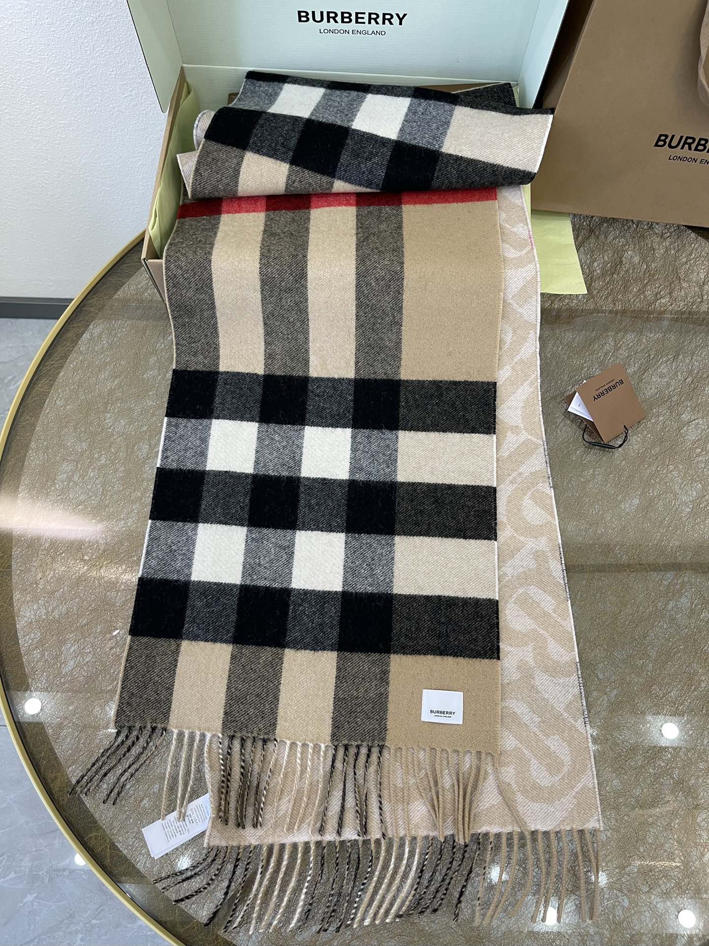 Burberry巴宝莉提花精纺羊绒围巾