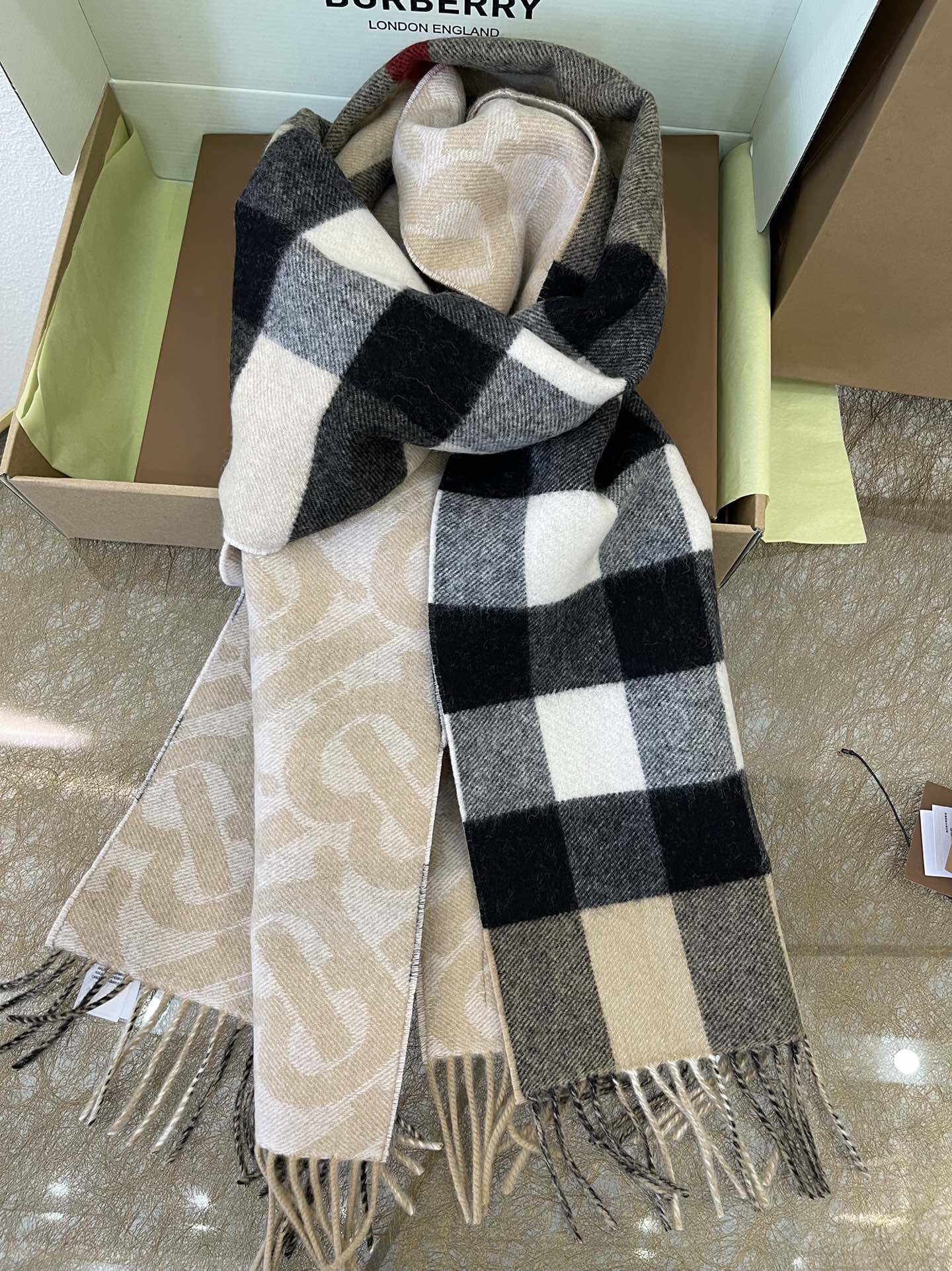 Burberry巴宝莉提花精纺羊绒围巾