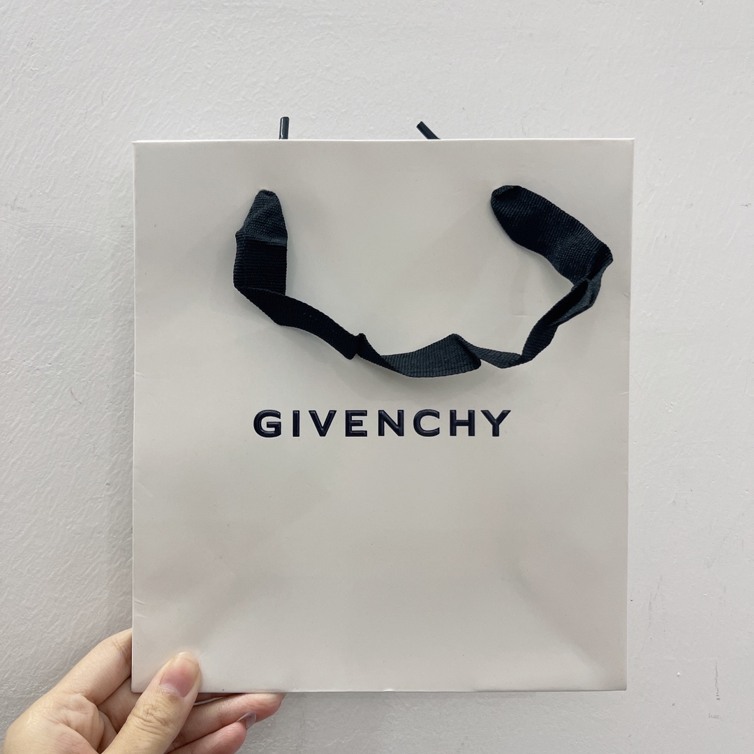 Givenchy Red Gold Lipstick & Powder Set: A Luxurious Beauty Duo 7 i1638780102 8604 5