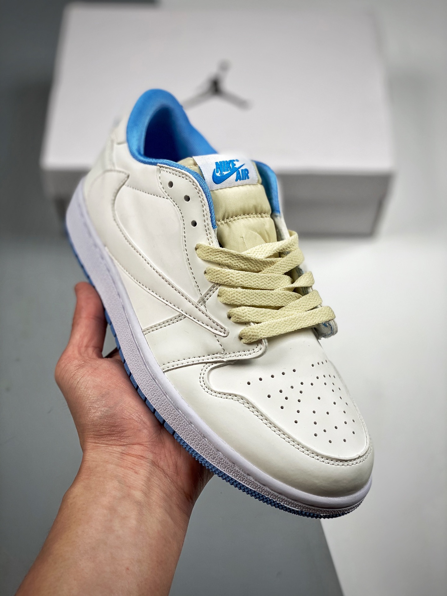 Travis Scott x Air Jordan AJ1 Low QX Swoosh invertido TS colaboración zapatos bajos de skate. El punto destacado es el …