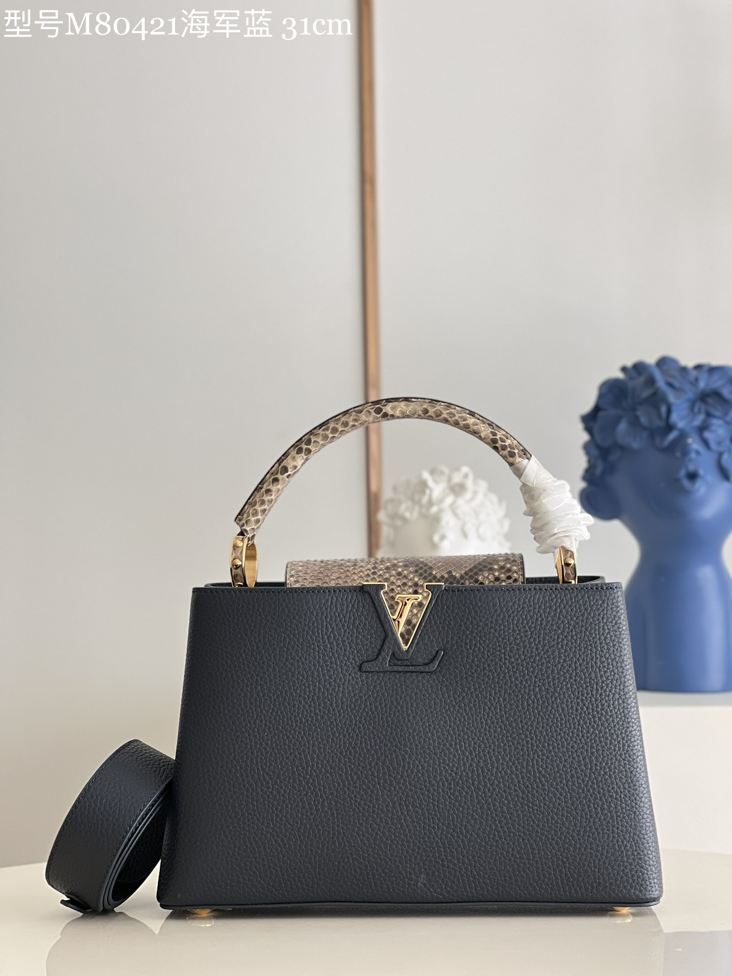NO:398160,[Exclusive real photo Model M80421 Navy blue with python pattern Medium] Capucines MM handbag imported from France, shiny metal trim, unique Capucines cover can be included in the bag to display letter logos, and can be turned outward. It presents Monogram Flower pattern size: 31.5 x 20 x 11cm j.,LV [original leather],louis vuitton,cowhide19860909【独家实拍 型号M80421海军蓝配蟒蛇纹 中号】 Capucines MM手袋 法国进口小牛皮,闪亮的金属饰件,特有的Capucines搭盖既可收入包内展示字母标识,又可外翻 呈现Monogram Flower图案 size:31.5 x 20 x 11cm j.,LV【原厂皮】,louis vuitton,cowhide,Bag