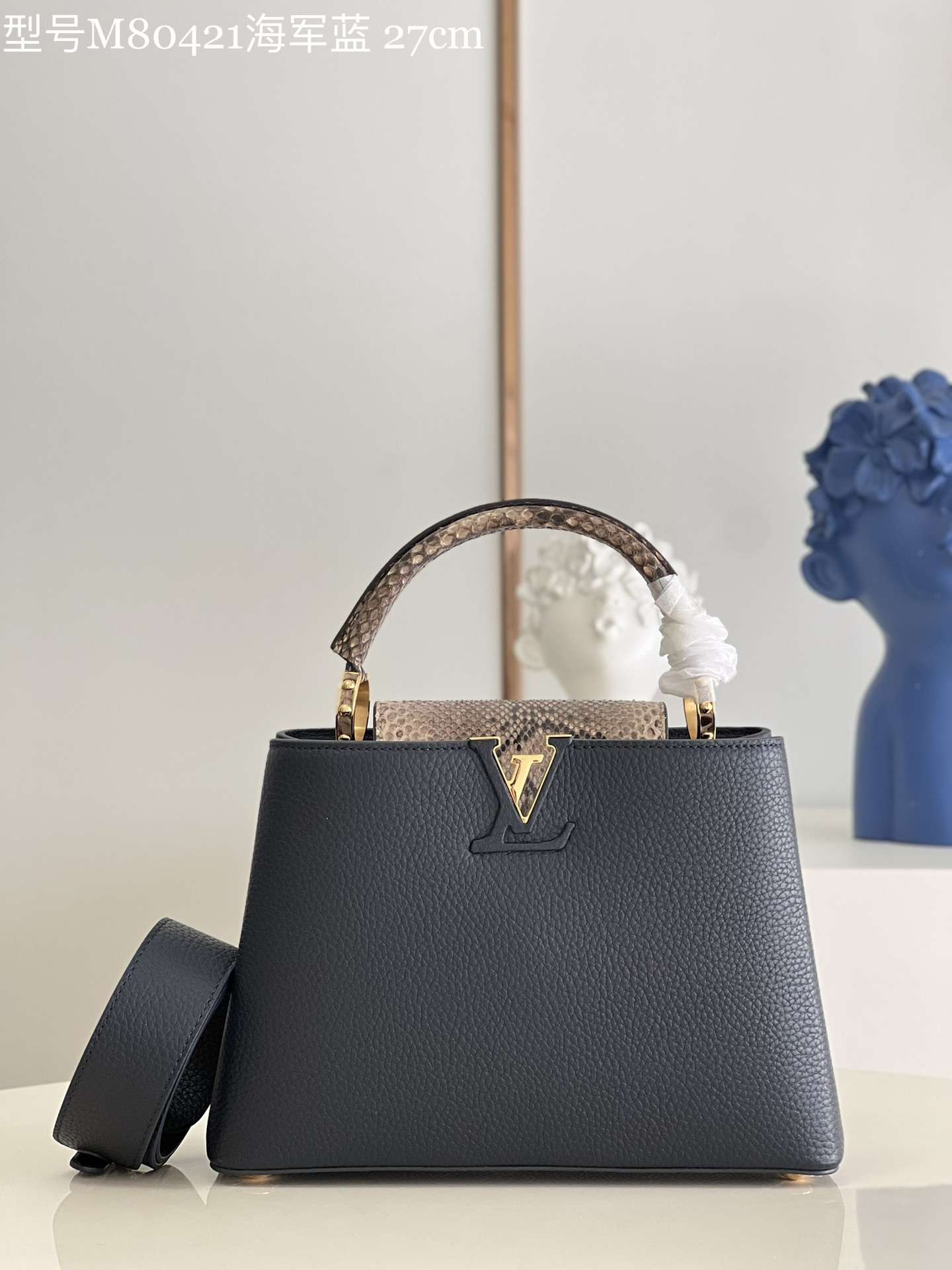 NO:398163,[Exclusive real photo Model M80421 navy blue with python pattern small] Capucines BB handbag imported from France, shiny metal trim, unique Capucines cover can be included in the bag to display letter logos, and can be turned outward. The Monogram Flower pattern is presented. size: 27 x 18 x 9cm j.,LV [original leather],louis vuitton,cowhide19860909【独家实拍 型号M80421海军蓝配蟒蛇纹 小号】 Capucines BB手袋 法国进口小牛皮,闪亮的金属饰件,特有的Capucines搭盖既可收入包内展示字母标识,又可外翻 呈现Monogram Flower图案 size:27 x 18 x 9cm j.,LV【原厂皮】,louis vuitton,cowhide,Bag