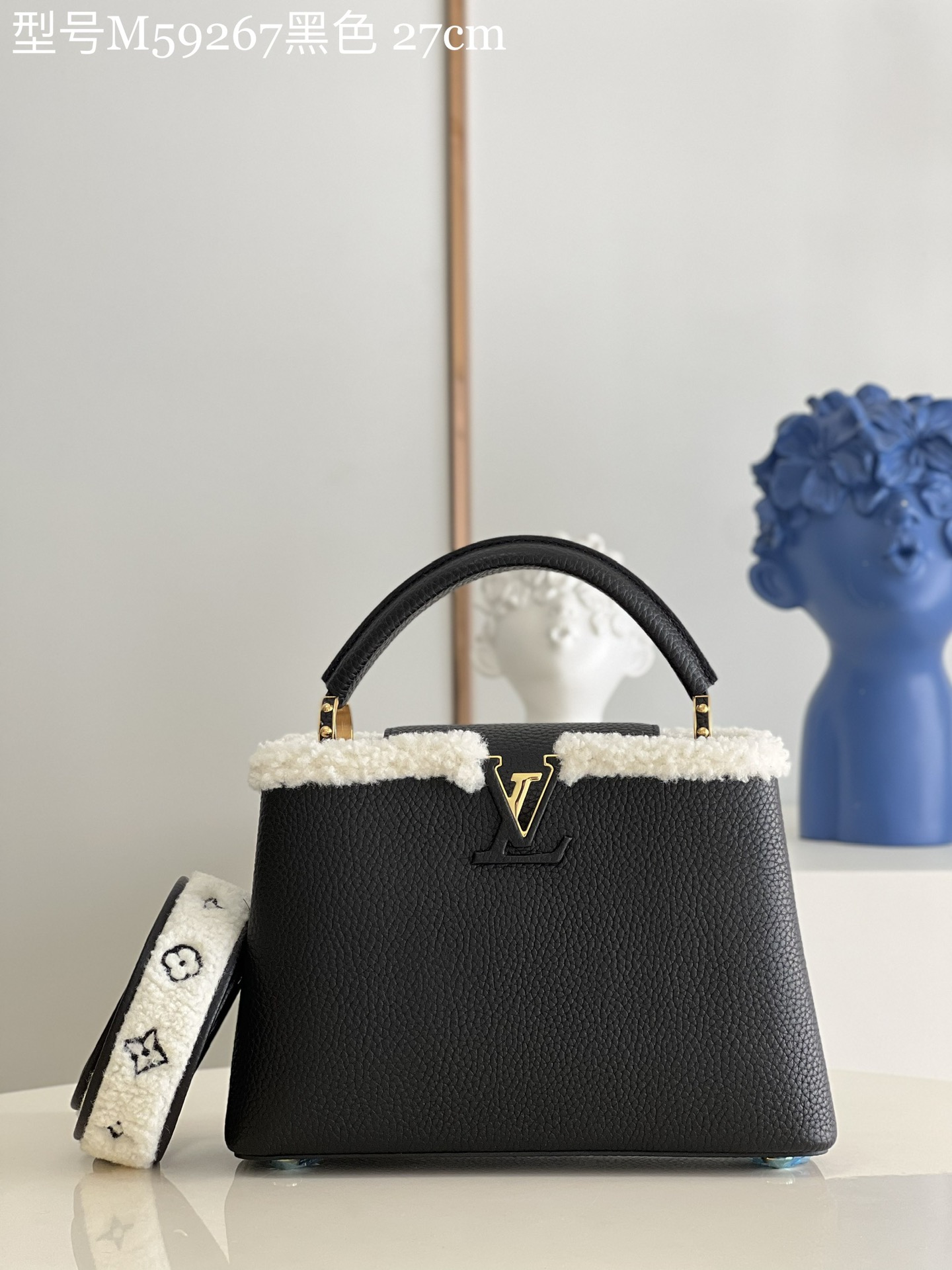 NO:398192,【Exclusive real photo M59267 black small】This Capucines small handbag is made of Taurillon cowhide leather, with wool leather embellished shoulder straps and top to convey the winter style. The leather is wrapped with iconic LV letters, Monogram flowers bloom on removable leather shoulder straps, and the shoulder and crossbody are converted at will. size: 27 x 18 x 9 cm kl.,LV【original leather】,louis vuitton,cowhide19860909【独家实拍M59267黑色 小号】本款 Capucines 小号手袋取材 Taurillon 牛皮革,以羊毛皮革点缀肩带及顶部,传递冬日格调.皮革包裹标志性 LV 字母,Monogram 花卉绽放于可拆卸皮革肩带,肩背、斜挎随心转换. size:27 x 18 x 9 cm kl.,LV【原厂皮】,louis vuitton,cowhide,Bag