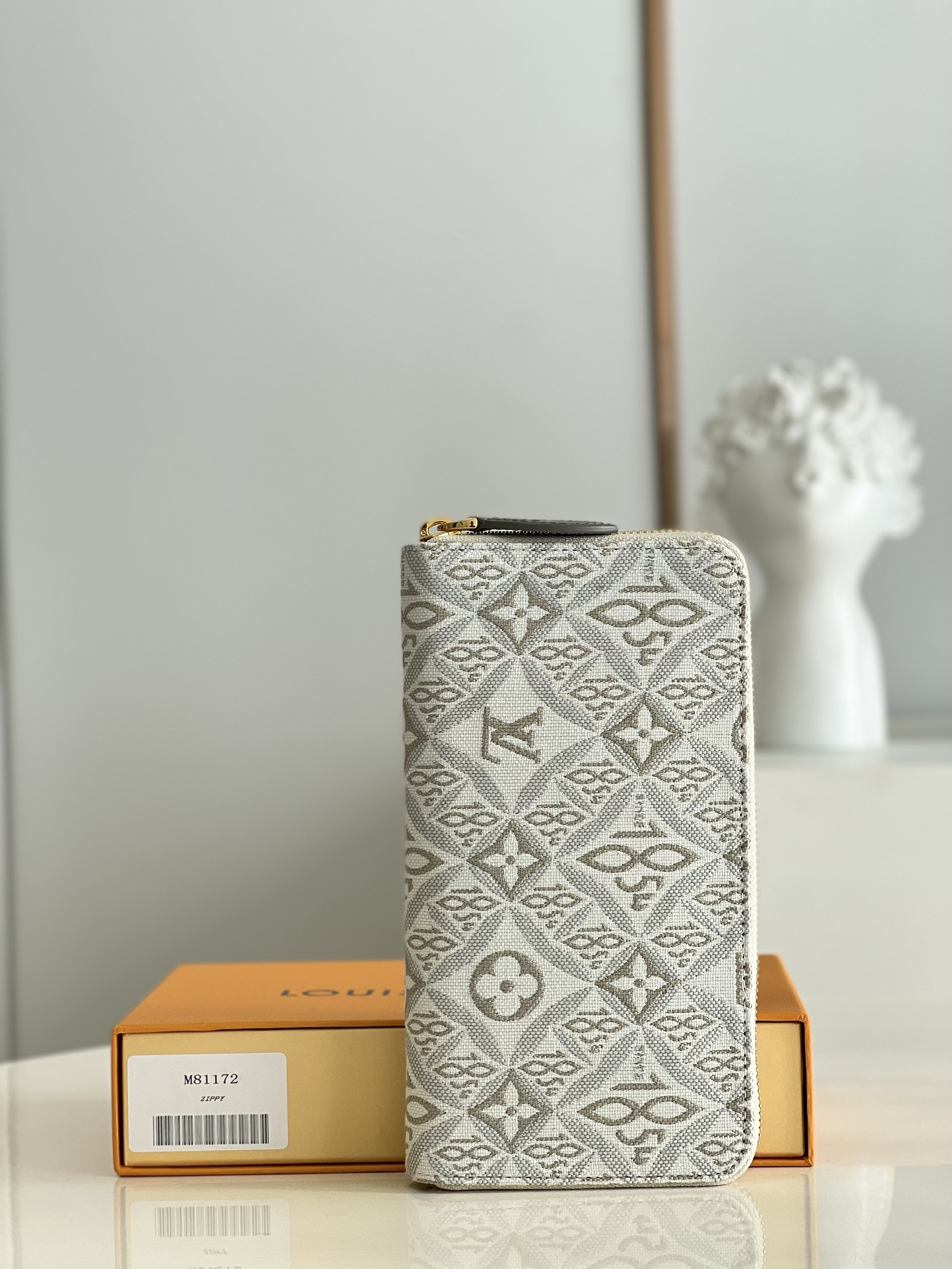 NO:398223,【Exclusive real shot M81172 white】zippy single pull wallet was created by jacquard canvas since 1854, combined with signature and date house. Cowhide decoration complements this elegant design, it provides a safe, zipper-style variety of practical functions. Size 19.5 * 10.5 * 2.5 a.,LV [original leather],louis vuitton,cowhide19860909【独家实拍M81172 白色】zippy单拉钱夹由 1854 年以来提花帆布,结合签名与日期的房子成立.牛皮装饰补充了这一优雅的设计,它提供了一个安全的,拉链式的多种实用功能.尺寸19.5 *10.5*2.5 a.,LV【原厂皮】,louis vuitton,cowhide,Bag