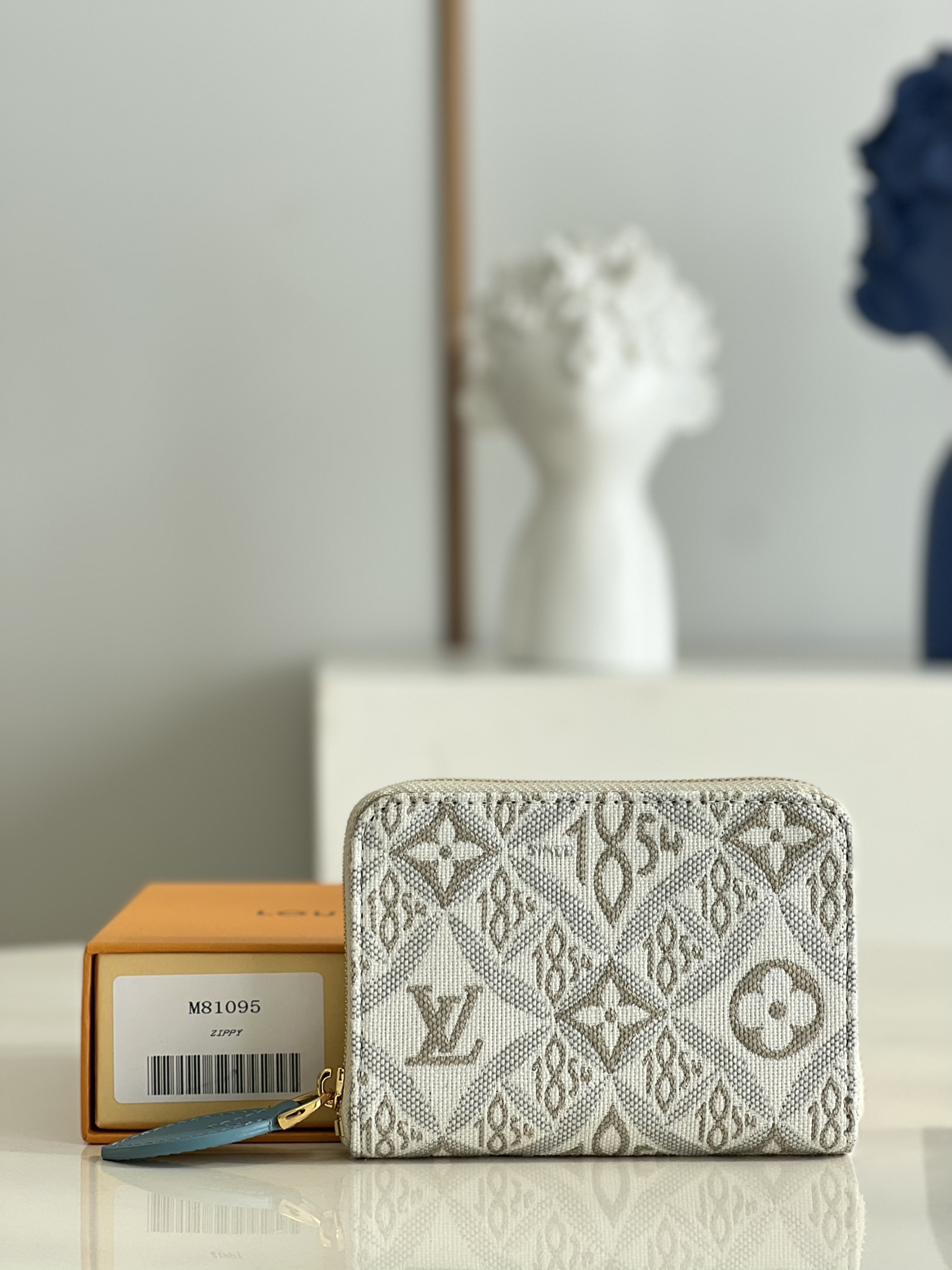 NO:398225,【Exclusive real shot M81095 White】Zippy coin wallet, as part of the Cruise series, reappeared in jacquard canvas since 1854. The retro-style pattern combines logos and dates in 1854, when the House was founded. Cowhide decoration complements this classic wallet, which provides a secure, compact format with many practical features. Dimensions 11 x 8.5 x 2 cm a.,LV【Original Leather】,louis vuitton,wallets,cowhide19860909【独家实拍M81095 白色】Zippy 硬币钱包作为 Cruise 系列的一部分,在自 1854 年以来的提花帆布中再次出现.复古风格的图案结合了标志和日期 1854 年,当众议院成立.牛皮装饰补充了这个经典的钱包,它提供了一个安全,紧凑的格式许多实用功能.尺寸11 x 8.5 x 2 cm a.,LV【原厂皮】,louis vuitton,wallets,cowhide,Bag