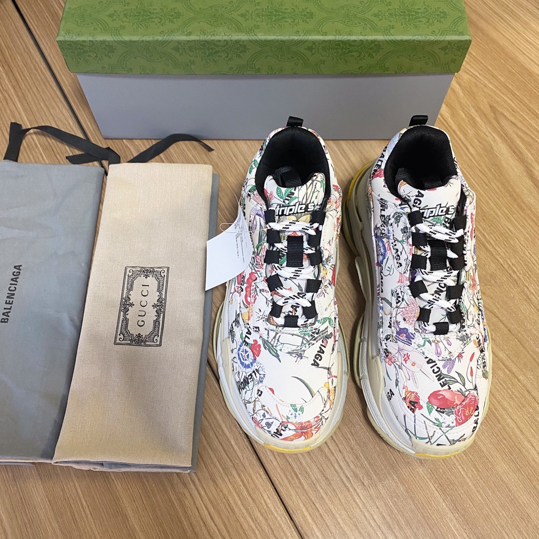 NO:415084,: Top version of Balenciaga Triple S, the first generation of Balenciaga, co-branded GUCCI, strong return, original reproduction, infinite restoration of ZP correct font thickness, position, size, and correct side breathable holes. The correct last makes the shoes not lose their feet when worn, and the wrapping is very comfortable. Upper: imported top layer cowhide, ZP uniform yarn mesh. Outsole: It is made of eight-layer combination sole TPU foam soft sole Original consistent 'Balenciaga' outsole LOGO very three-dimensional. Size: size 35-46., Dad shoes, balenciaga, balenciaga, gucci, cowhide19860909: 顶级版本Balenciaga Triple S 一代巴黎世家 联名GUCCI 强势归来 原版复刻 无限还原ZP正确字体粗细、位置、大小 ,正确侧边透气孔.正确的楦型让鞋子穿起来不掉脚,包裹舒适感十足. 鞋面: 进口头层牛皮,ZP一致纱网. 大底:意产八层组合大底 TPU发泡软底 原版一致'Balenciaga' 大底LOGO 非常立体. Size : 35-46码.,老爹鞋,balenciaga,balenciaga,gucci,cowhide,Women's Shoes