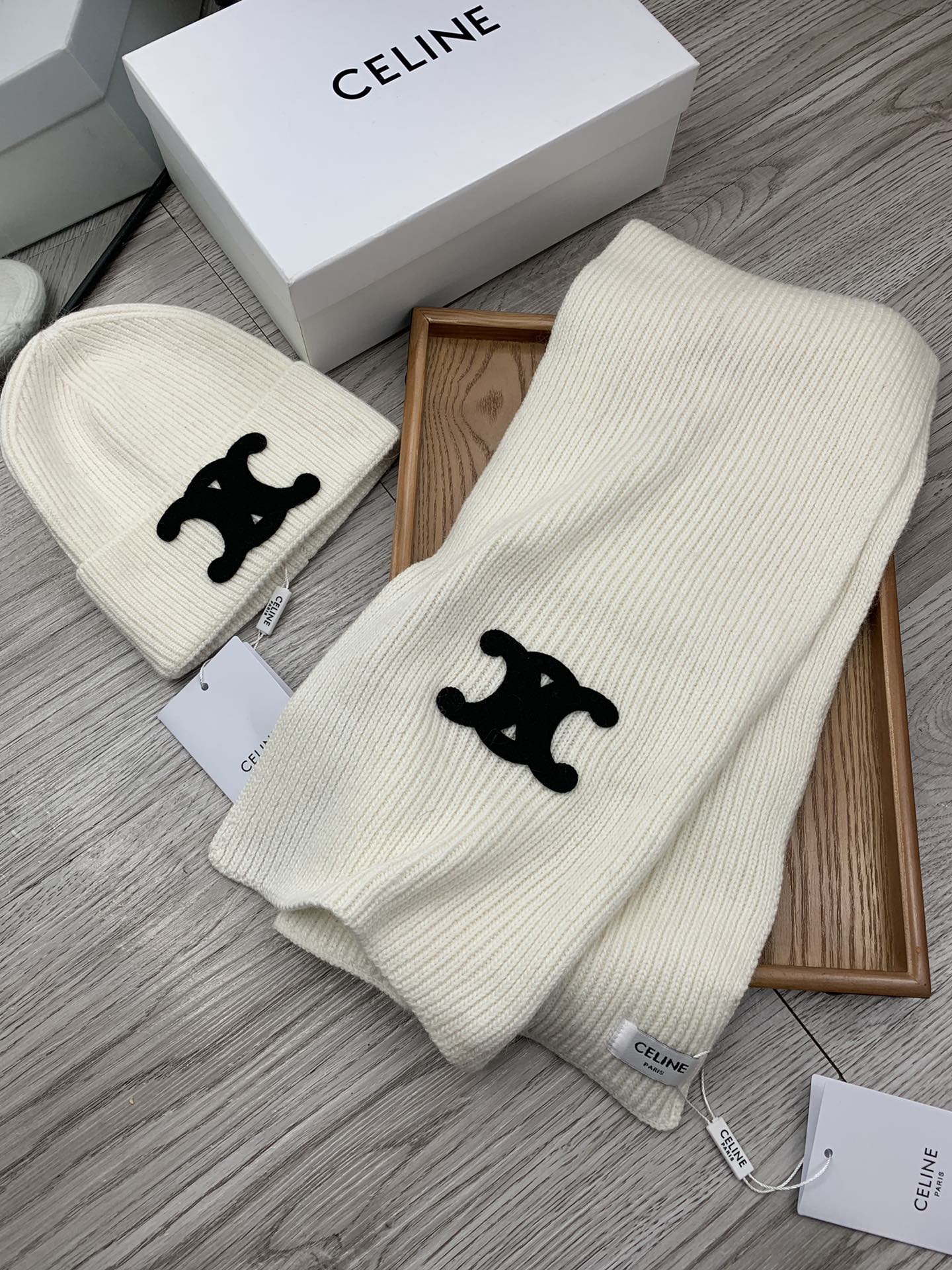 🌹。赛琳。【羊毛套装帽子】经典套装帽子！帽子➕围巾！材质：70%羊毛➕30%兔毛。暖暖哒超级舒服～冬日小