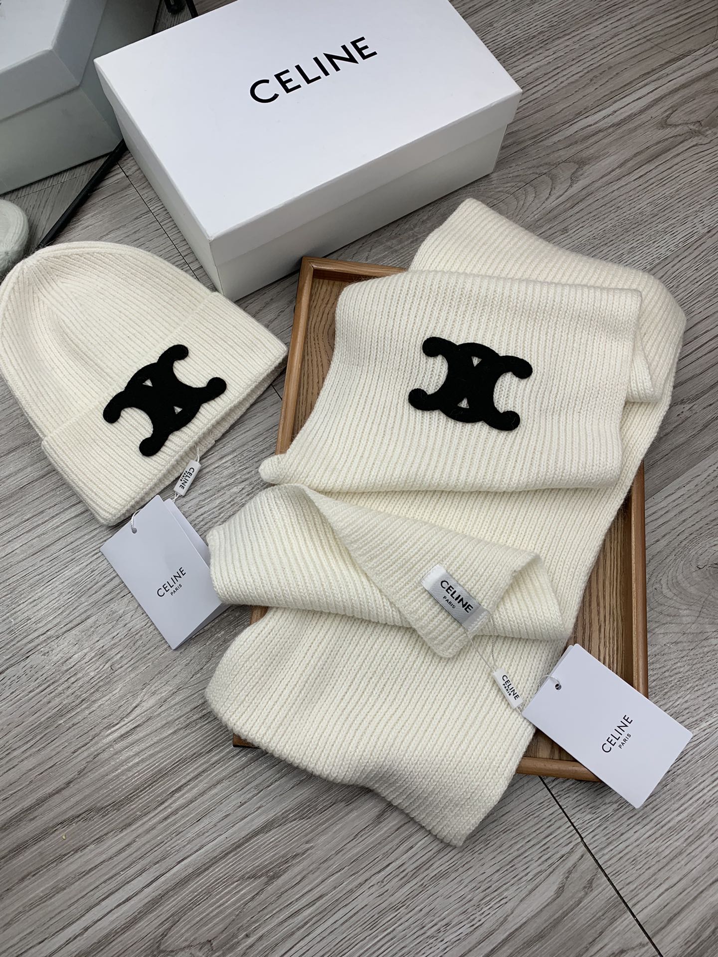🌹。赛琳。【羊毛套装帽子】经典套装帽子！帽子➕围巾！材质：70%羊毛➕30%兔毛。暖暖哒超级舒服～冬日小
