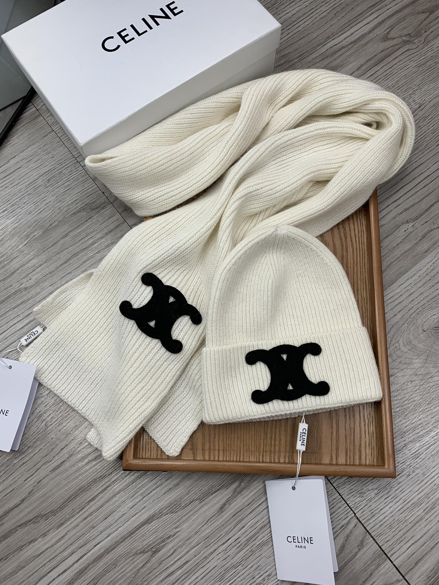 🌹。赛琳。【羊毛套装帽子】经典套装帽子！帽子➕围巾！材质：70%羊毛➕30%兔毛。暖暖哒超级舒服～冬日小