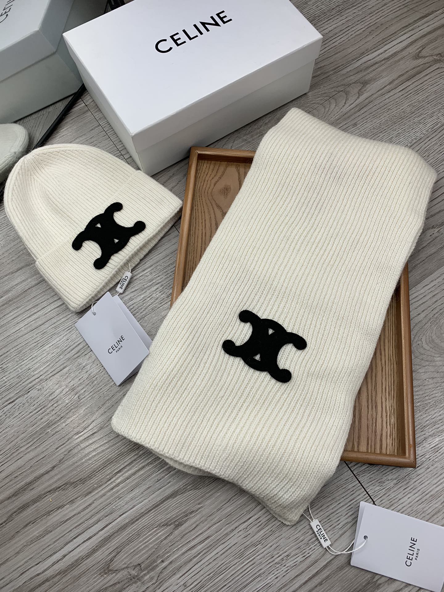 🌹。赛琳。【羊毛套装帽子】经典套装帽子！帽子➕围巾！材质：70%羊毛➕30%兔毛。暖暖哒超级舒服～冬日小
