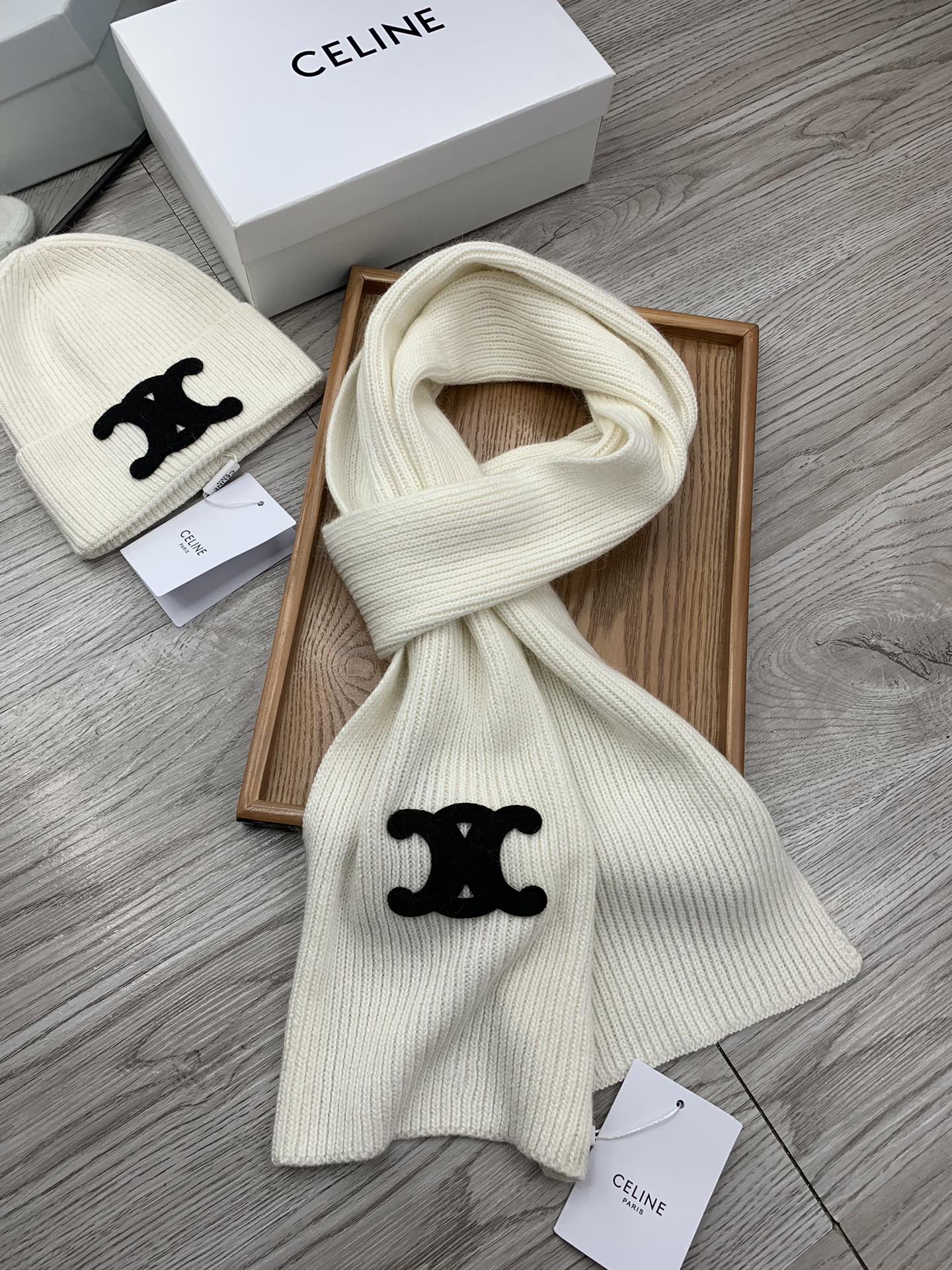 🌹。赛琳。【羊毛套装帽子】经典套装帽子！帽子➕围巾！材质：70%羊毛➕30%兔毛。暖暖哒超级舒服～冬日小