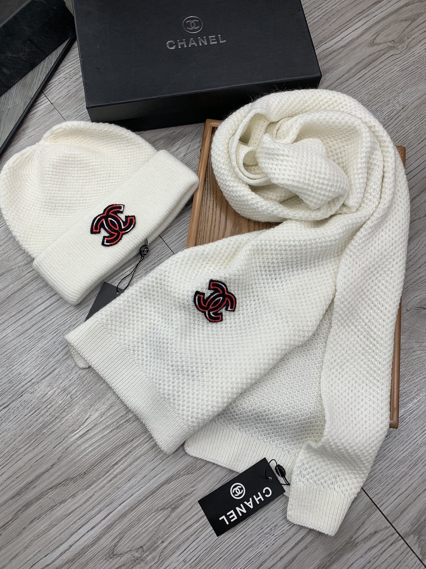 🌹。C家。【羊毛套装帽子】经典套装帽子！帽子➕围巾！暖暖哒超级舒服～冬日小姐姐减龄神器哦～这个冬天你就差这么一套套装帽子