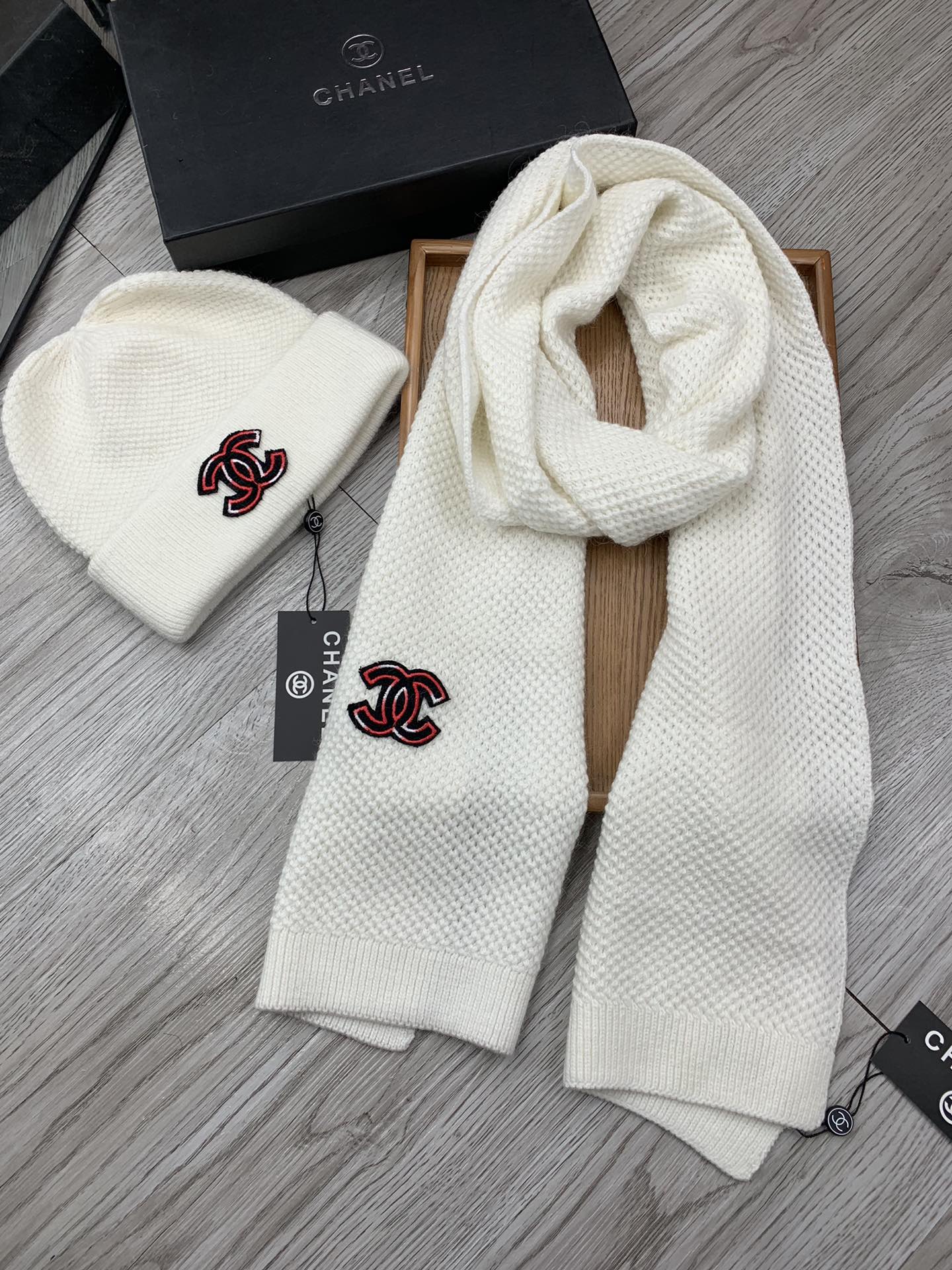 🌹。C家。【羊毛套装帽子】经典套装帽子！帽子➕围巾！暖暖哒超级舒服～冬日小姐姐减龄神器哦～这个冬天你就差这么一套套装帽子