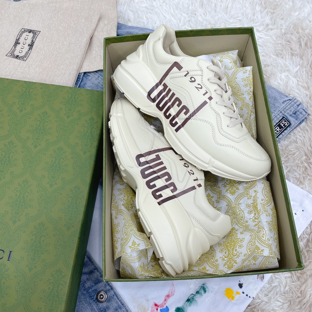 NO:383200,Gucci - Top version - Dad Shoes Series GG couple's dad shoes, have been popular in recent years; new colors are constantly updated; celebrities, internet celebrities, live broadcasts, etc. must plant grass and call Classic fashion style, leather surface is used, 5D drawing printing; mixed surface splicing color, etc.... Original customization (off-white environmentally friendly cowhide, inner layer cowhide), original outsole... Shining color drawing embellishes the side of the shoe, old color, bag production process Women's model 35-40/39-44 Men's model Couple model, dad shoes, gucci, cowhide19860909Gucci——顶级版本——老爹鞋系列款 GG情侣款老爹鞋,近几年一直火爆；新色更新不断；明星 网红 直播等必定种草打call 经典时尚风格,皮面做旧、5D绘图打印；混合面拼接色等… 原版定制(米白色环保牛皮,内里头层牛皮),原版大底……闪亮彩色绘图点缀鞋身侧面,做旧擦色,套包制作工艺 女款35—40/39—44男款 情侣款,老爹鞋,gucci,cowhide,Women's Shoes