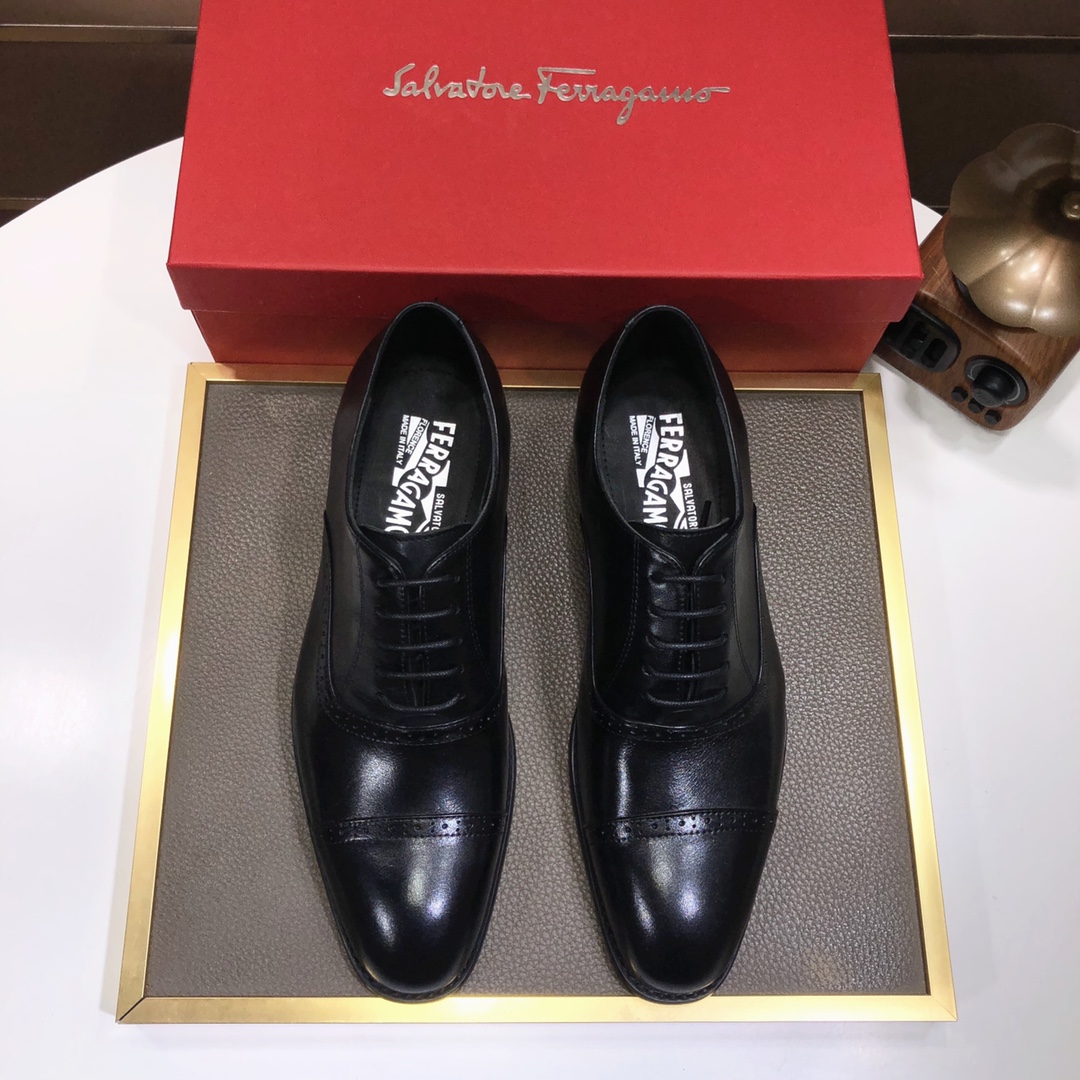 J0 菲拉格慕。 最新真皮商务西装鞋官网同步上市，意大利进口 头层牛皮一比一重金打造，官网1:1橡胶大底。穿着百搭，高档不失档次，彩色搭配气度不凡。此款四季款，穿在脚上魅力四射尽显大牌气质。标准码38—–44