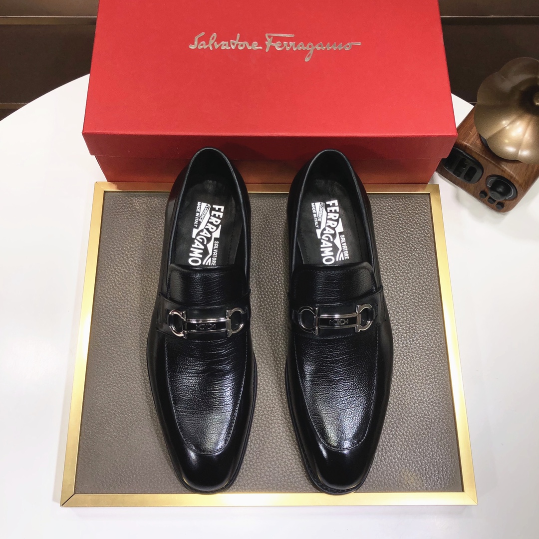 J0 菲拉格慕。 最新真皮商务西装鞋官网同步上市，意大利进口 头层牛皮一比一重金打造，官网1:1橡胶大底。穿着百搭，高档不失档次，彩色搭配气度不凡。此款四季款，穿在脚上魅力四射尽显大牌气质。标准码38—–44