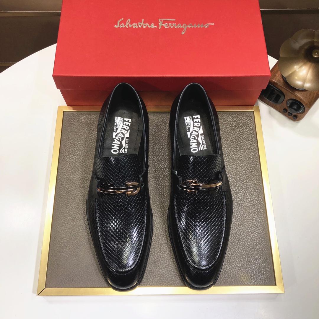 J0 菲拉格慕。 最新真皮商务西装鞋官网同步上市，意大利进口 头层牛皮一比一重金打造，官网1:1橡胶大底。穿着百搭，高档不失档次，彩色搭配气度不凡。此款四季款，穿在脚上魅力四射尽显大牌气质。标准码38—–44