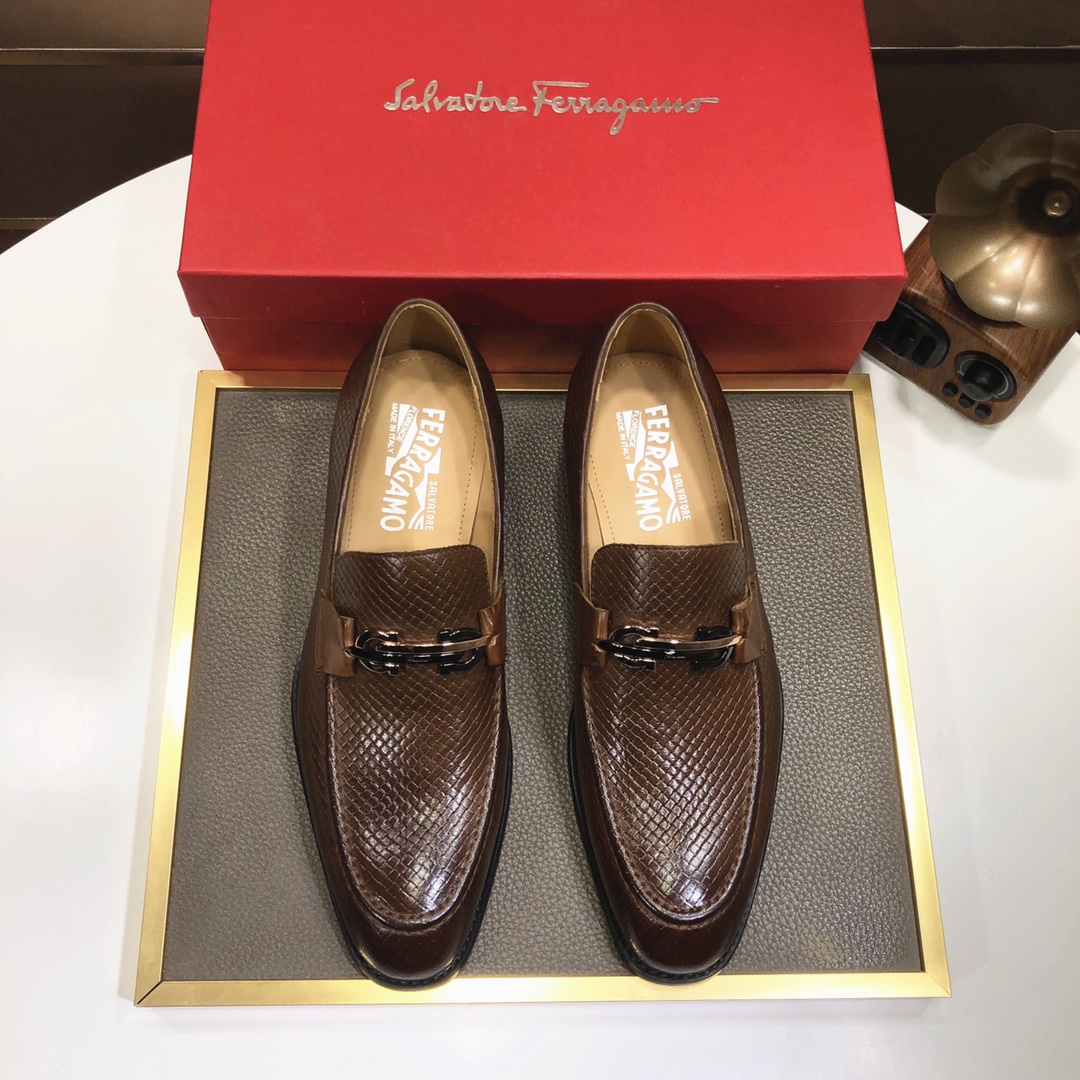 J0 菲拉格慕。 最新真皮商务西装鞋官网同步上市，意大利进口 头层牛皮一比一重金打造，官网1:1橡胶大底。穿着百搭，高档不失档次，彩色搭配气度不凡。此款四季款，穿在脚上魅力四射尽显大牌气质。标准码38—–44