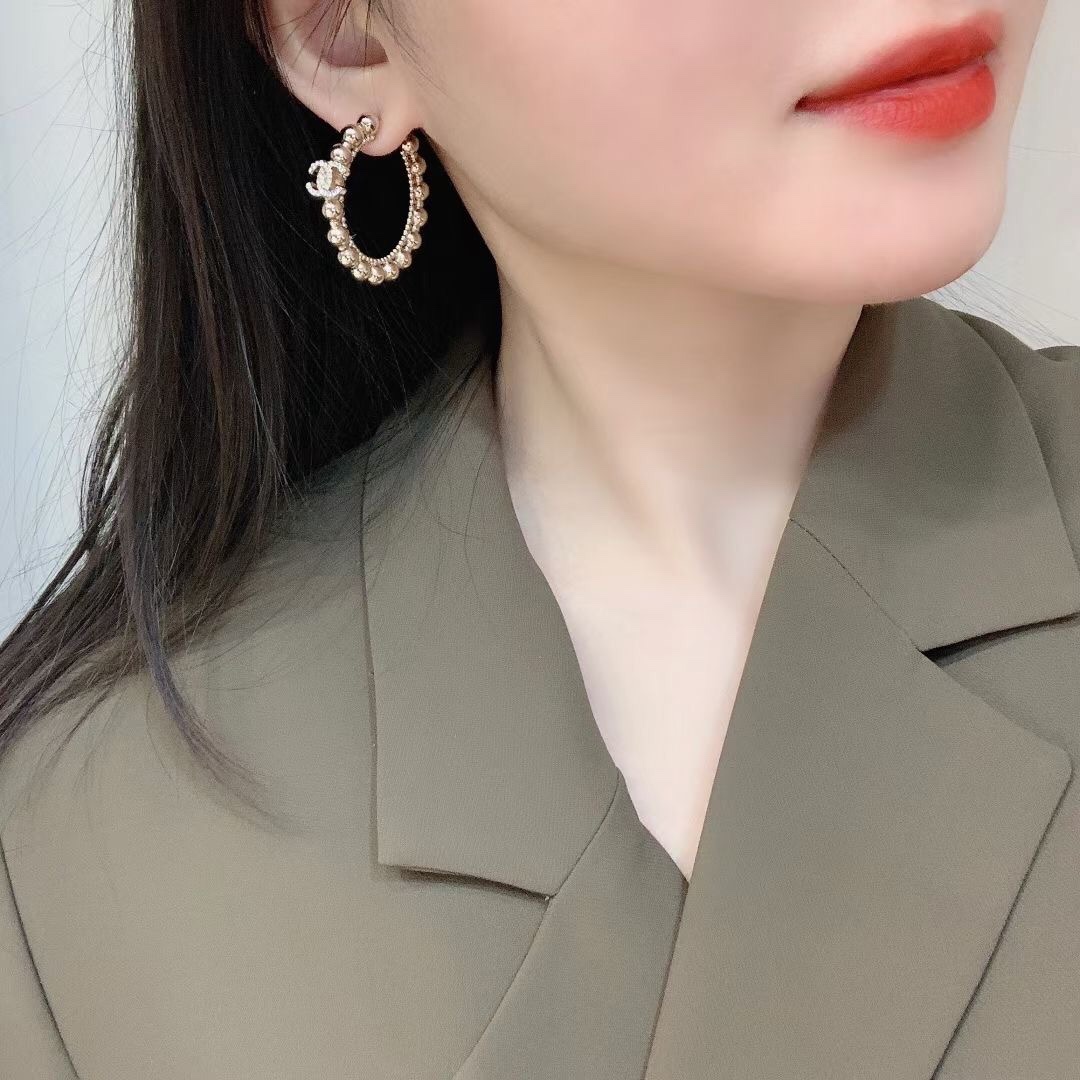 Ch@nel 新款光面耳圈可谓相当优秀了！经典双C与耳圈的完美结合，两边以光面小巧圆形加以装饰。柔美又和
