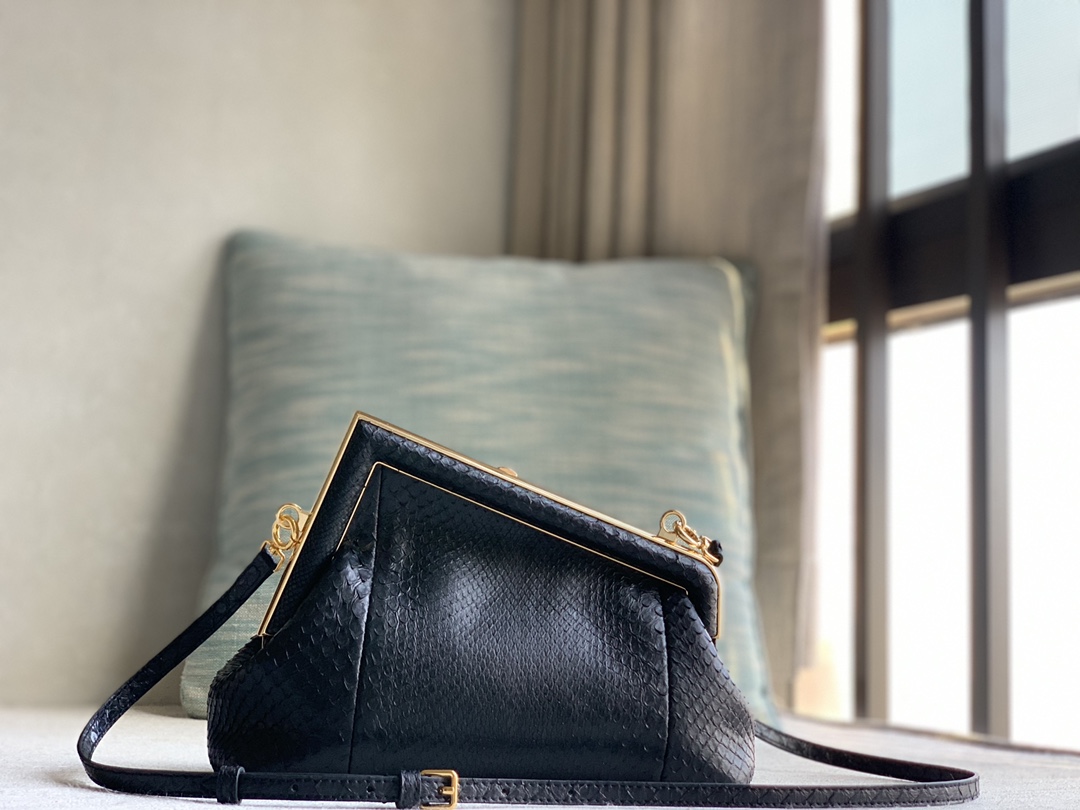 Fendi First small handbag, Fendi exquisite original color python leather material. Decorated with an F-shaped buckle and covered in tone-on-tone