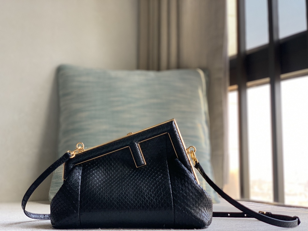Fendi First small handbag, Fendi exquisite original color python leather material. Decorated with an F-shaped buckle and covered in tone-on-tone