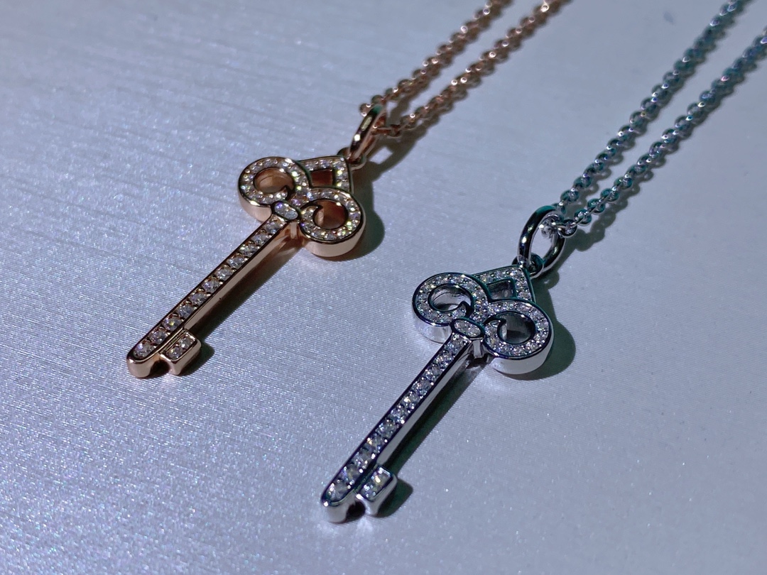 NO:102369,Like a beacon guiding people toward optimism and hope, the Tiffany Keys series symbolizes a bright future. The brilliant diamonds add unique charm to the pendant. 18K rose gold inlaid round brilliant cut diamonds Miniature size about 2.54 cm long, Tiffany necklace, tiffany, necklace19860909犹如明灯指引人们通向乐观与希望,Tiffany Keys 系列象征着光明的未来.璀璨钻石为吊坠增添独特魅力. 18K 玫瑰金镶嵌圆形明亮式切割钻石 迷你号 长约 2.54 厘米,蒂芙尼项链,tiffany,necklace,Jewelry